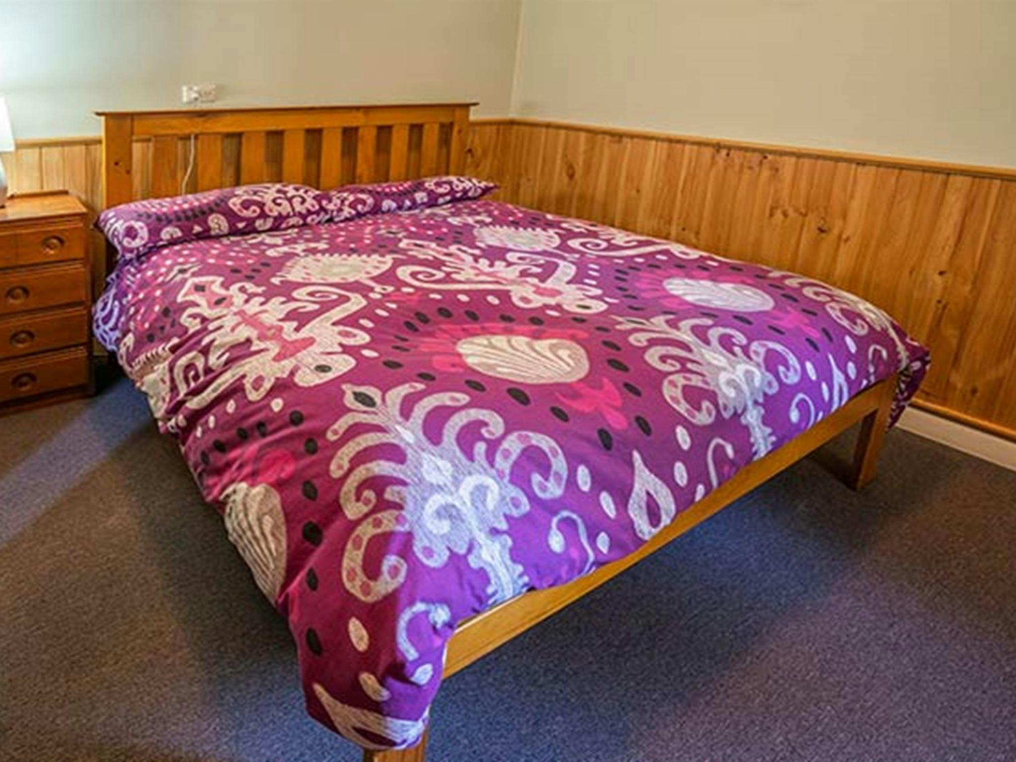 Wombeyan Karst Conservation Reserve의 Post Office Cottage에 있는 메인 침실. 사진: OEH/존 스펜서