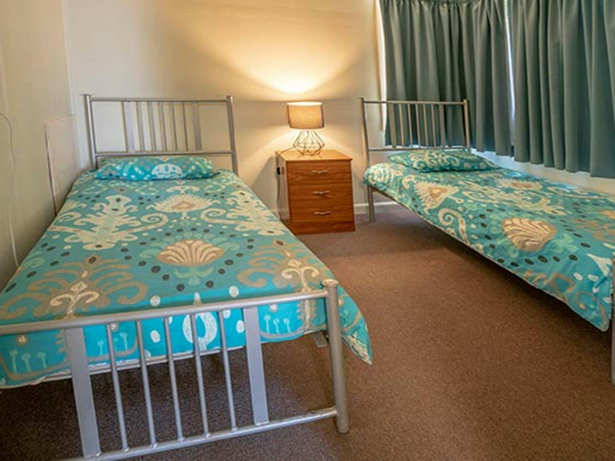 Wombeyan Karst Conservation Reserve의 Post Office Cottage에 있는 싱글 침대 2개. 사진: OEH/존 스펜서