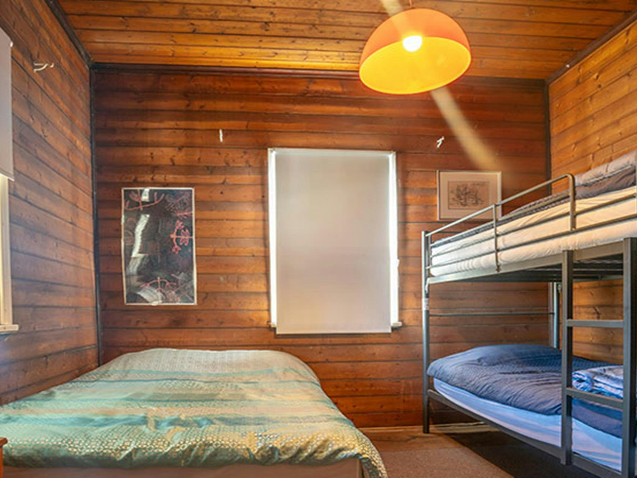 Ein Etagenbett und ein Doppelbett in der Post Office Lodge, Yerranderie Private Town, Yerranderie