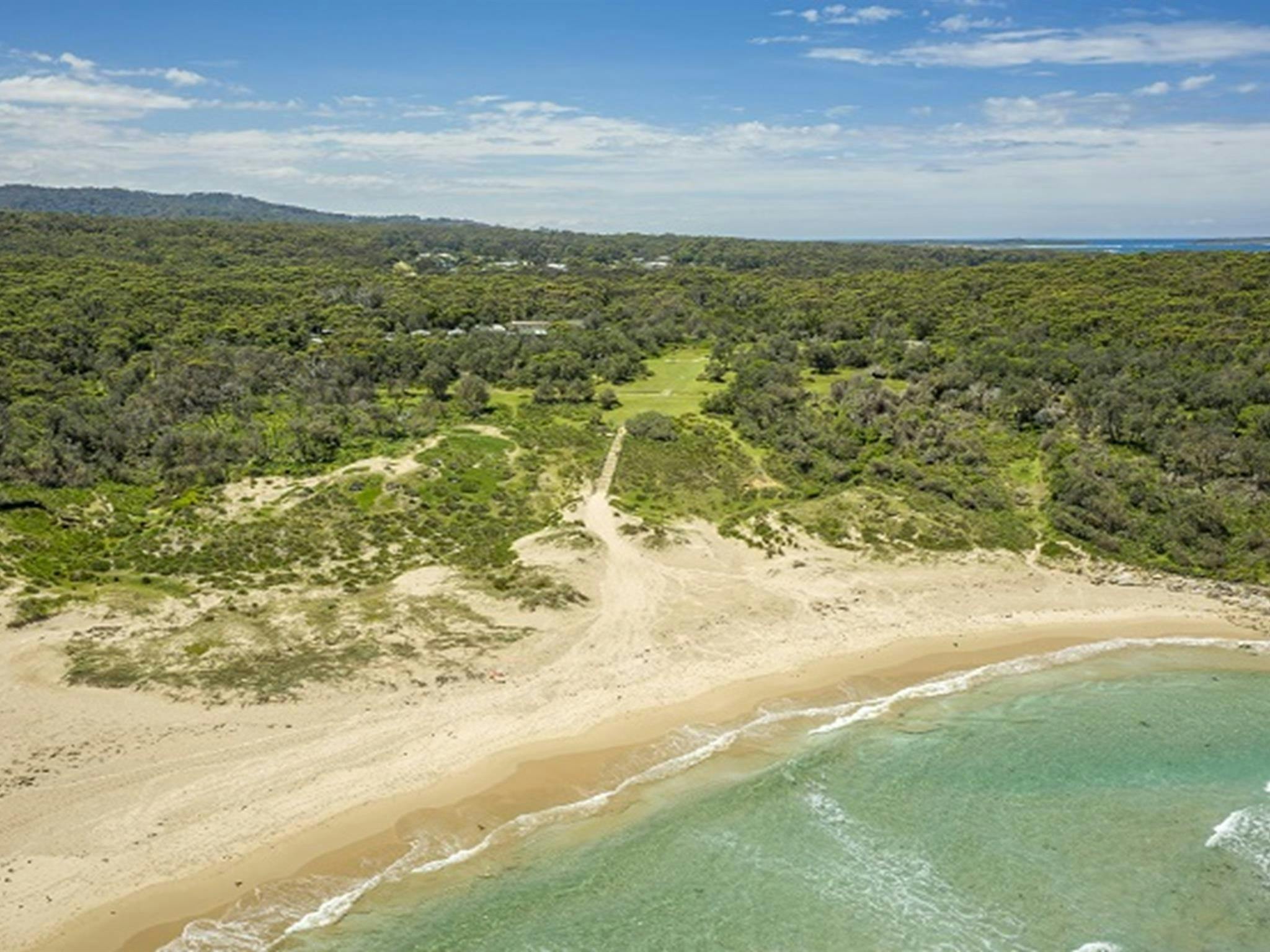 穆拉马朗国家公园美丽的沙滩和草坪。照片：John Spencer © DPE