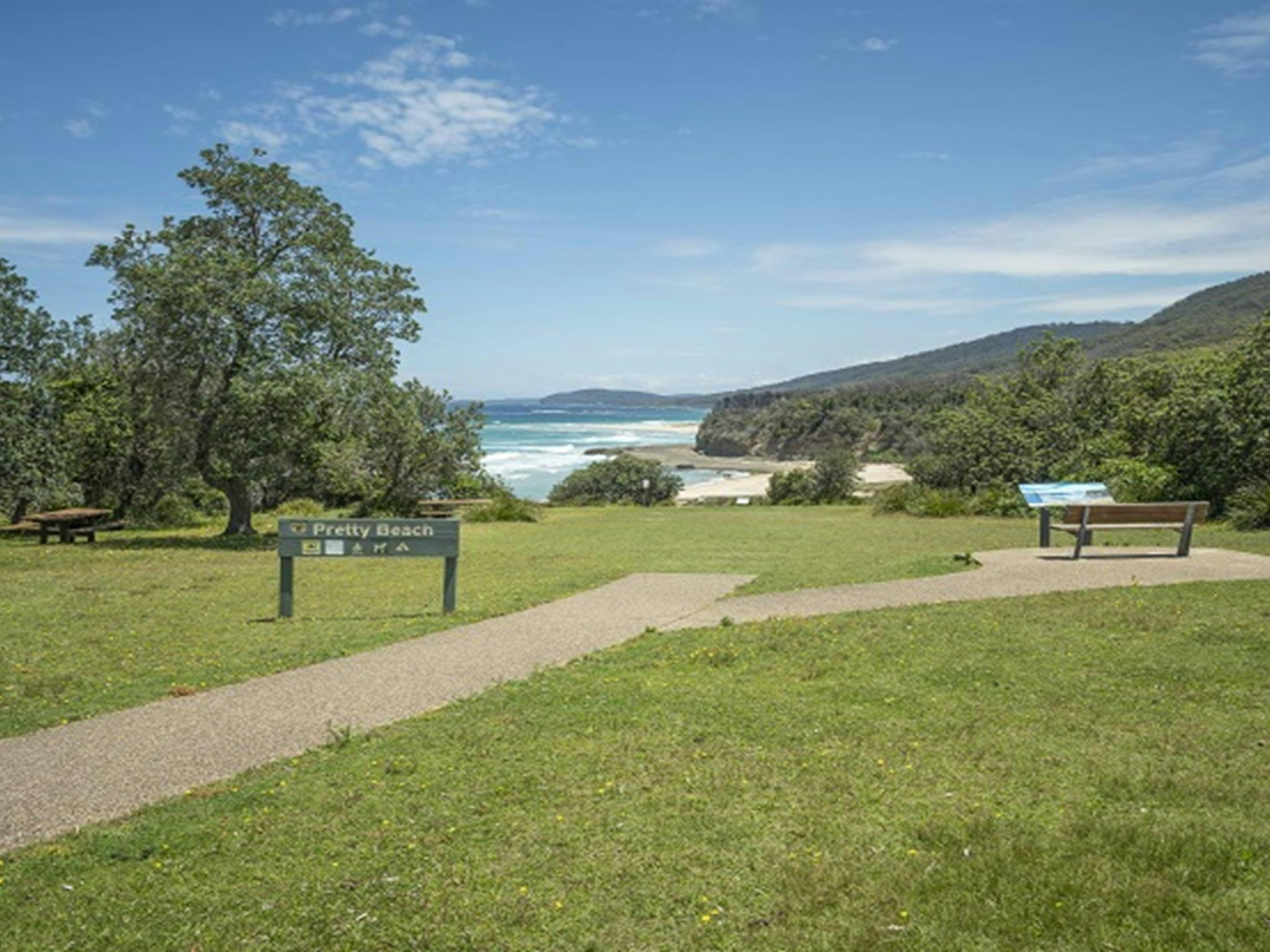 穆拉马朗国家公园美丽的沙滩和草坪。照片：John Spencer © DPE