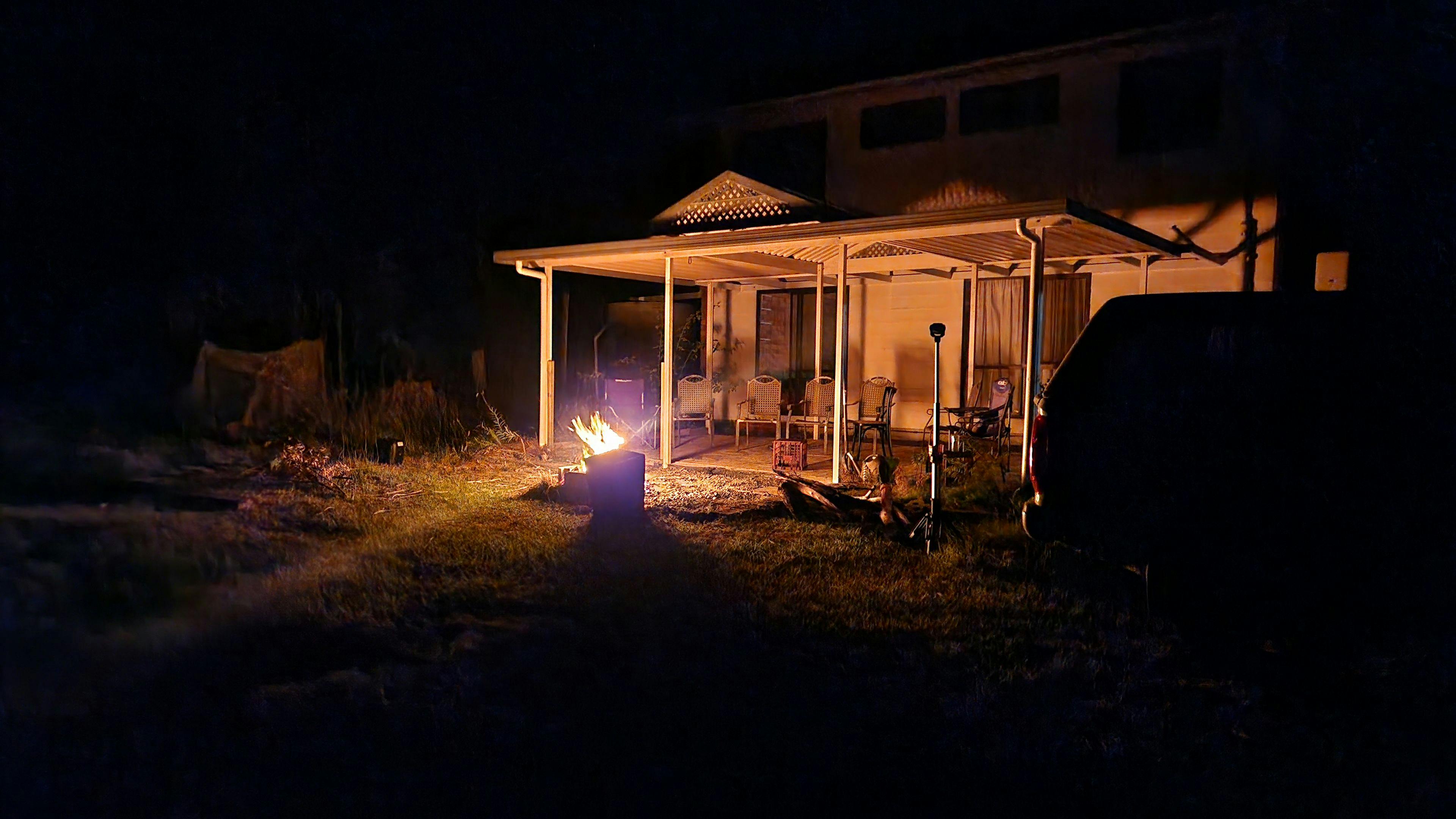 지역 방화 등급이 허용하는 경우 불을 피우는 것이 허용됩니다. 항상 불을 작게 피우고 관리해 주세요. 야외 퍼골라를 자유롭게 사용하세요.