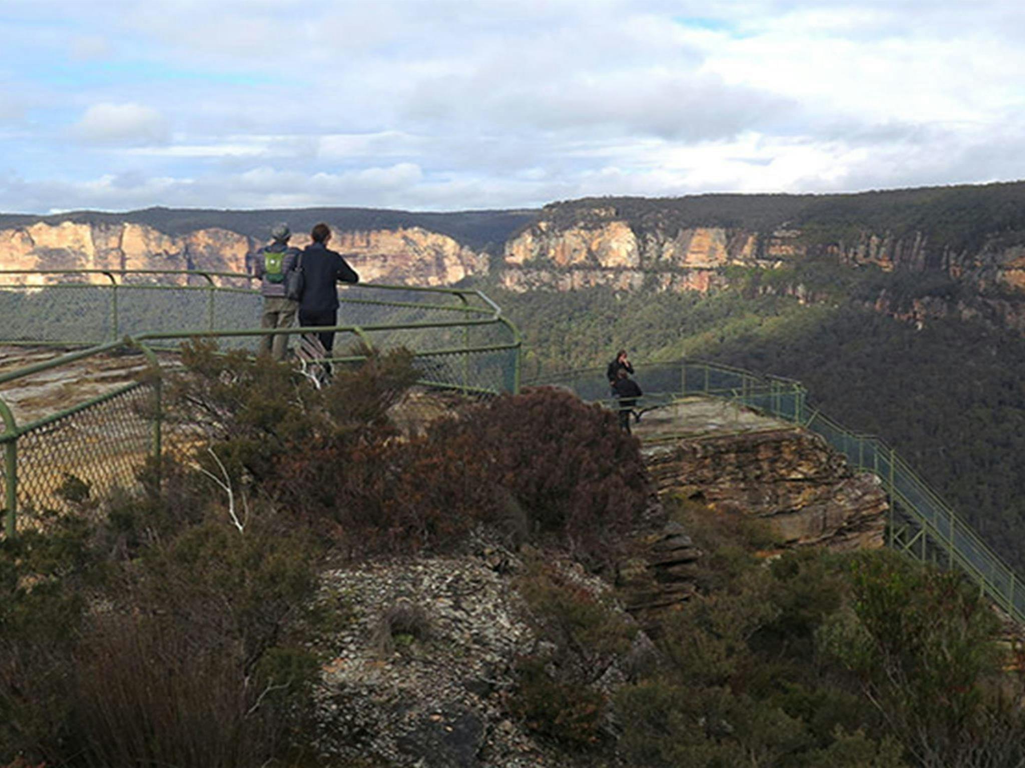 Visitors at Pulpit Rock lookout, Blue Mountains National Park. Photo: E Sheargold/OEH.
