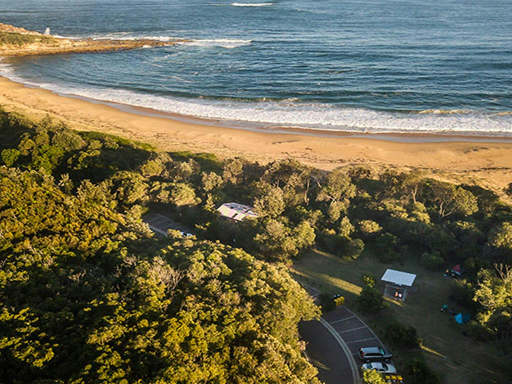 Luftaufnahme des Campingplatzes Putty Beach, direkt am Strand. Foto: John Spencer/DPIE