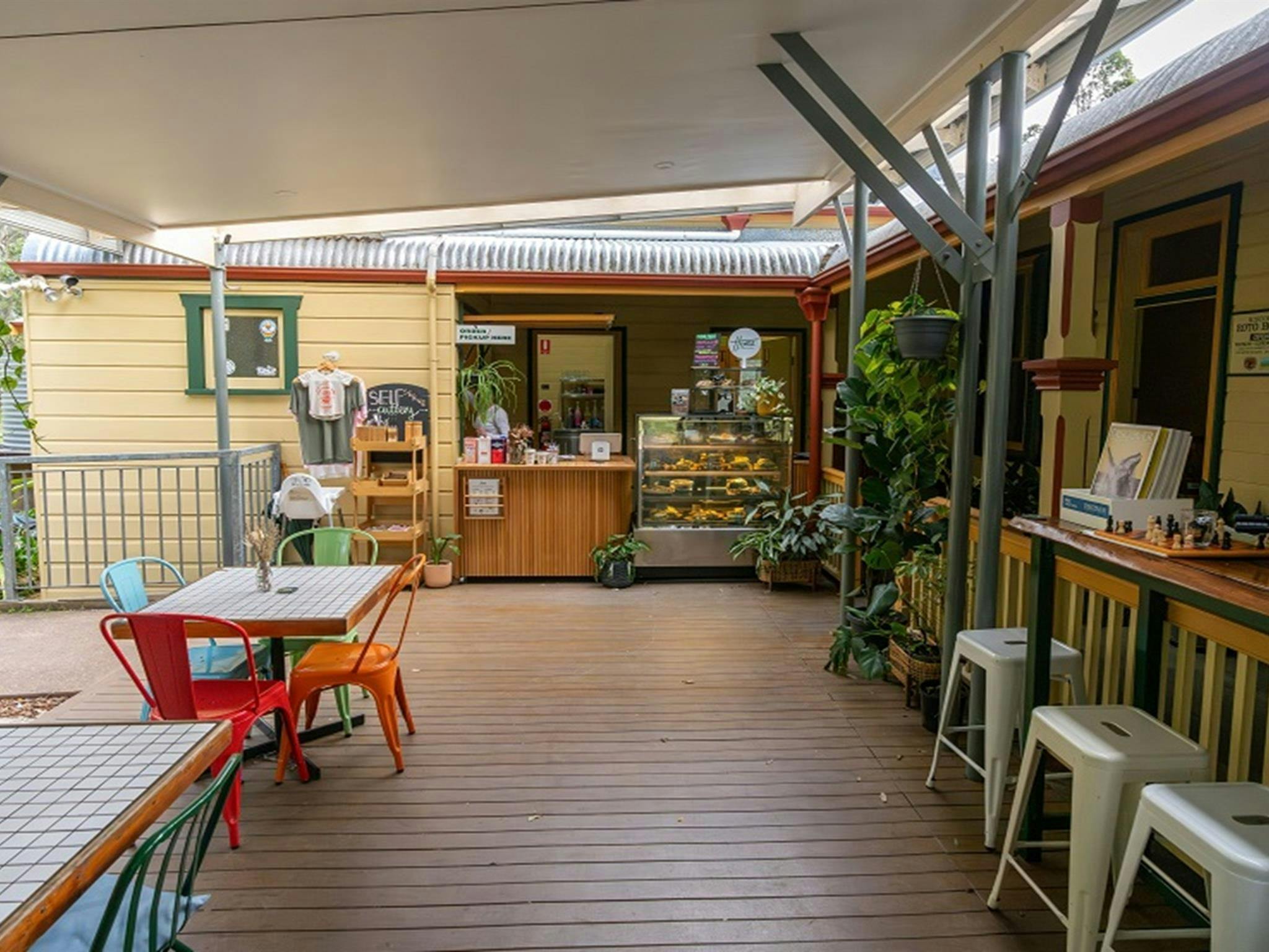 Roto House露天咖啡馆，位于Roto House阳台的遮阳篷下，Roto House历史遗址。