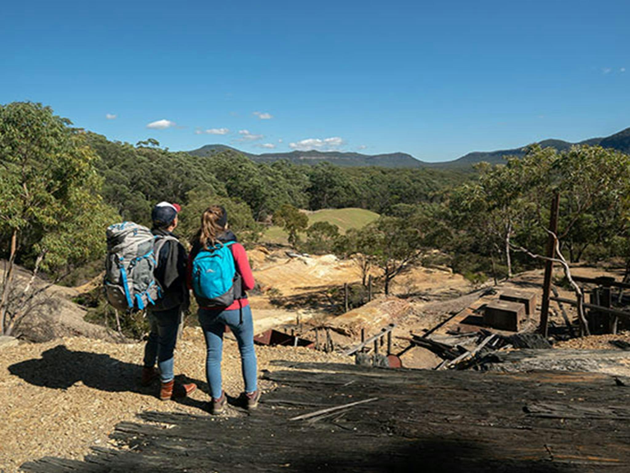 Ein Paar blickt über die Überreste der historischen Silver Peak Mine hinweg zum Yerranderie Regional Park.
