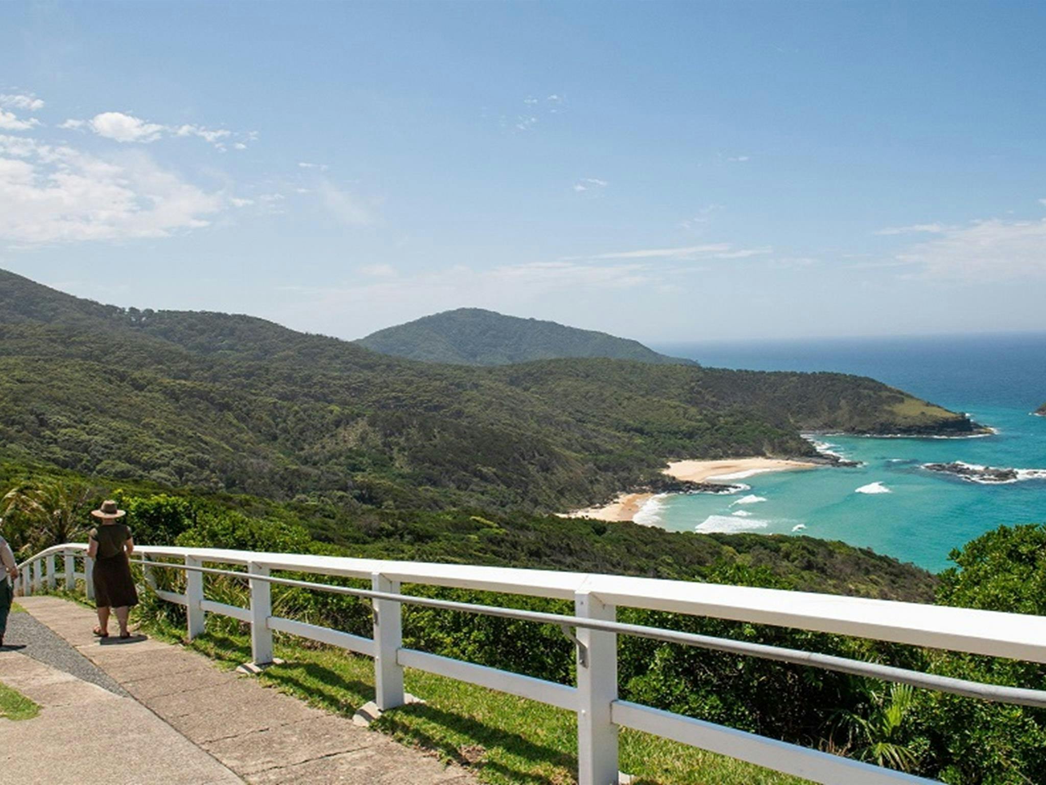 参观结束后，导游和游客步行10分钟从斯莫基角灯塔返回。