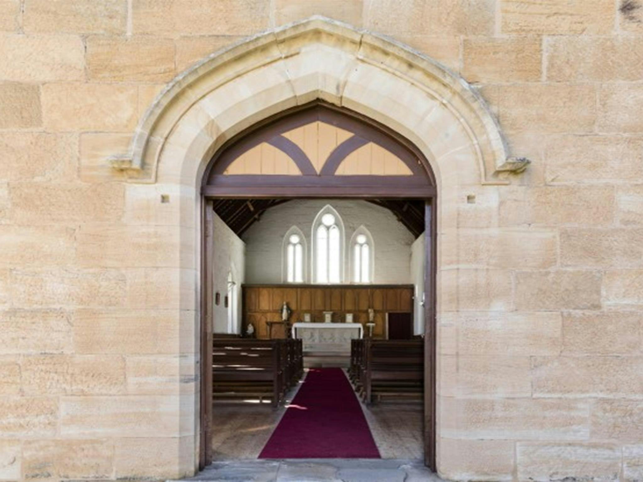 从哈特利历史遗址的正门望向圣伯纳德教堂旧址。照片；