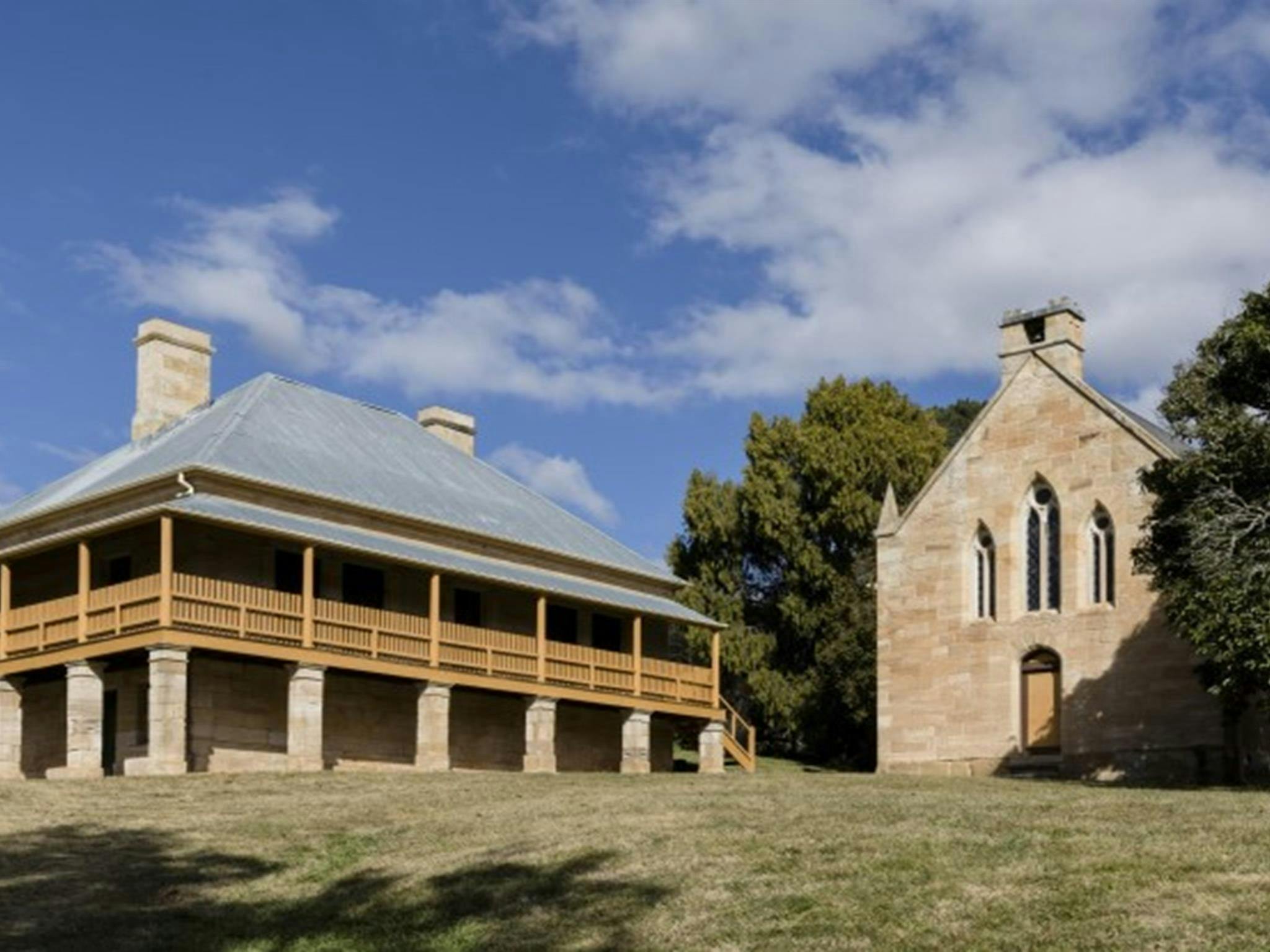 哈特利历史遗址内的圣伯纳德教堂旧址及附近建筑。照片：詹妮弗·利希