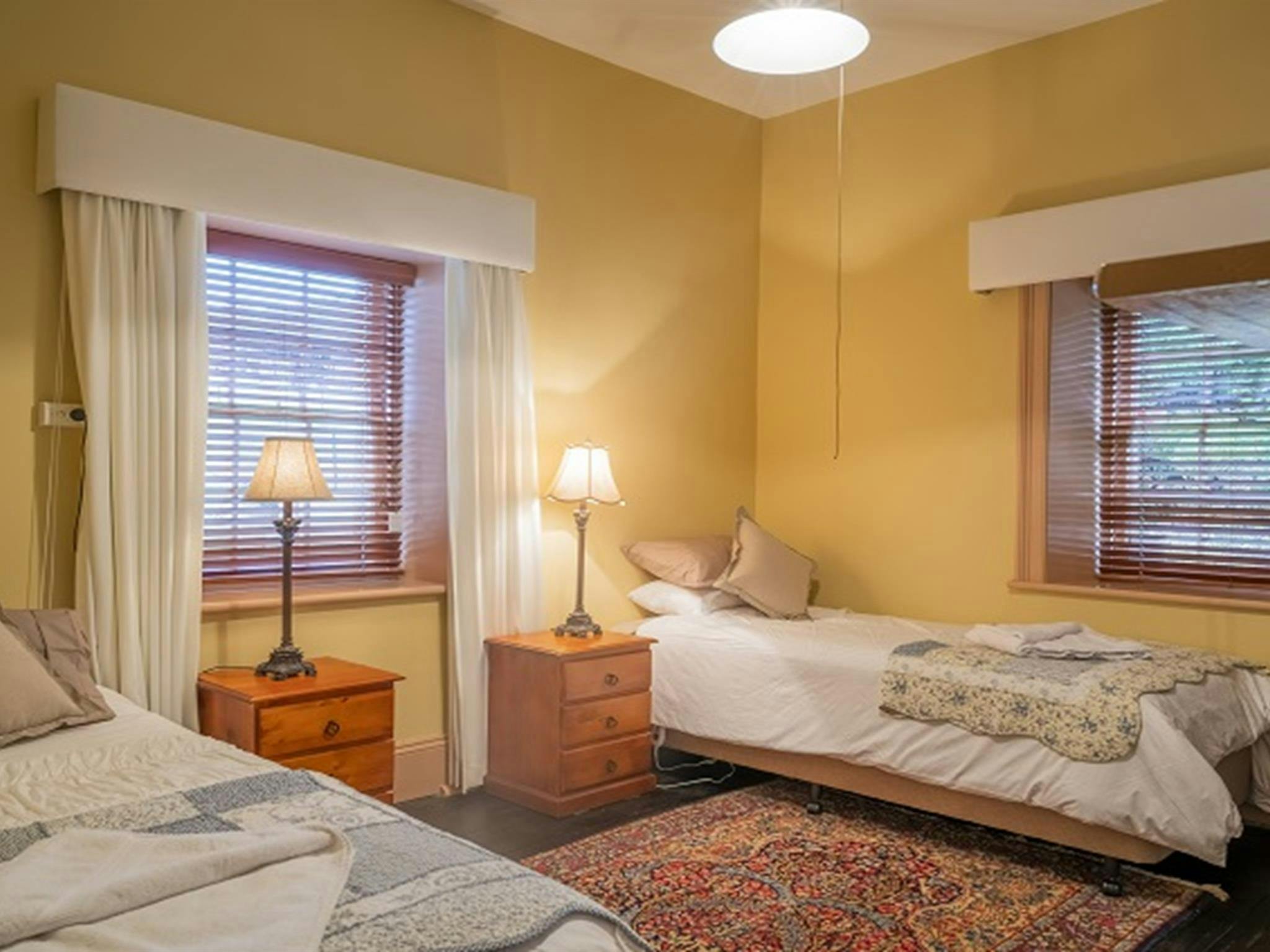 聖伯納德牧師住宅第二間臥室。照片：約翰·斯賓塞，OEH