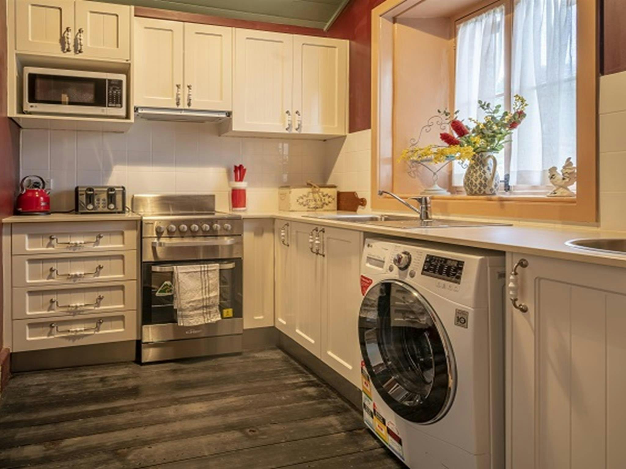 聖伯納德牧師住宅的廚房。照片：John Spencer/OEH