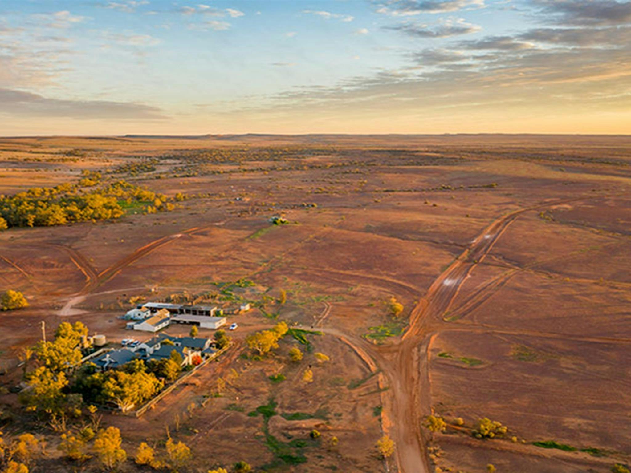 Luftaufnahme der Landschaft und des Gehöfts am Mount Wood im Sturt-Nationalpark. Foto: John