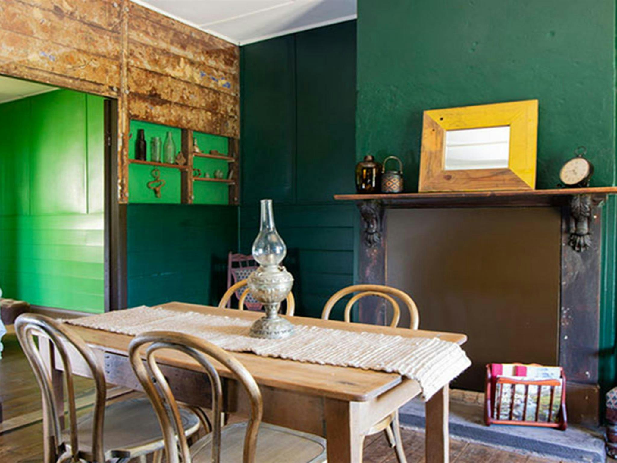 位於 Hill End 歷史遺址的雪梨飯店小屋 (Sydney Hotel Cottage) 的餐廳配有餐桌和 4 張椅子。