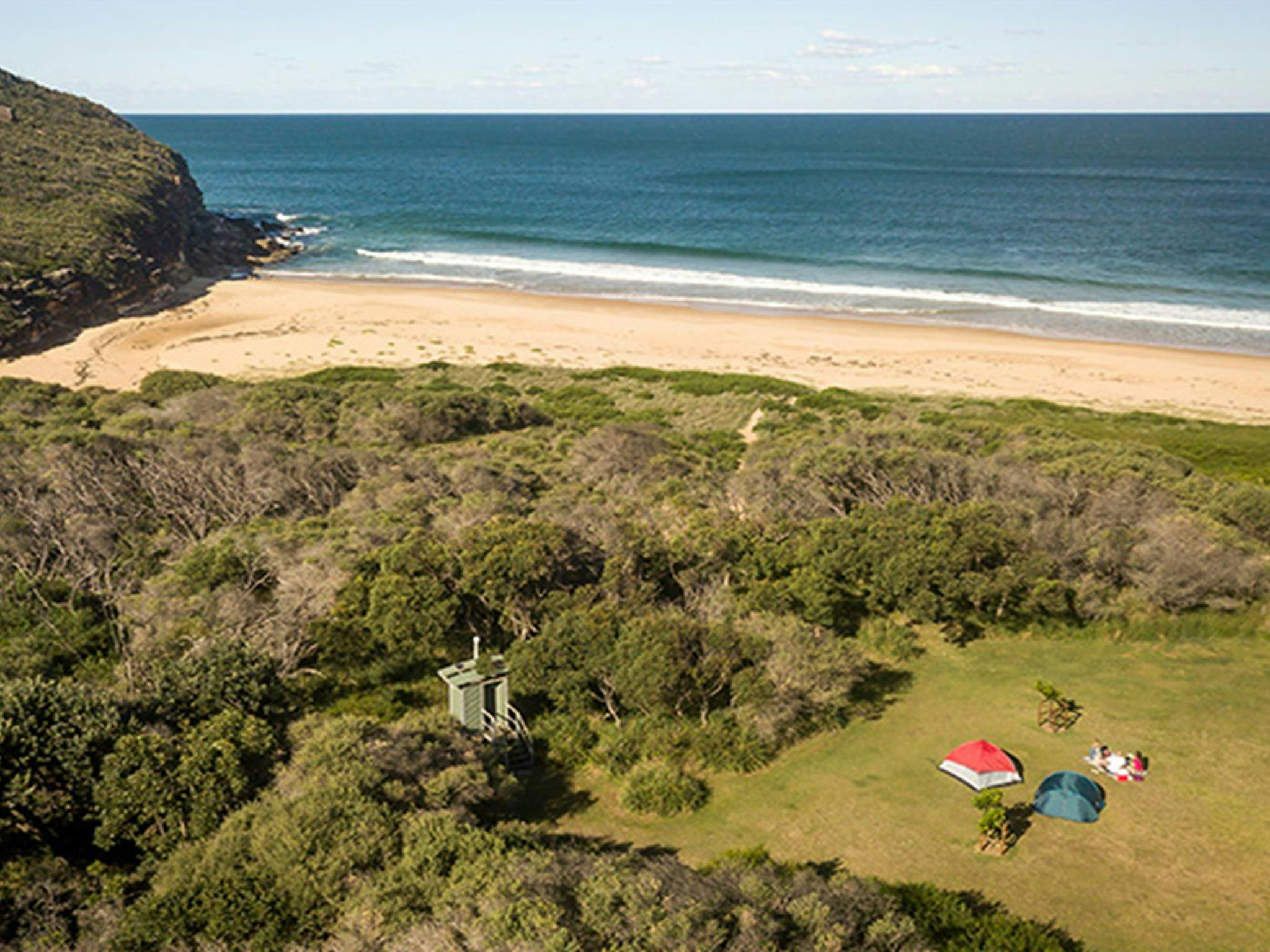 Luftaufnahme von Tallow Beach und dem Campingplatz im Bouddi-Nationalpark. Foto: John Spencer/DPIE.