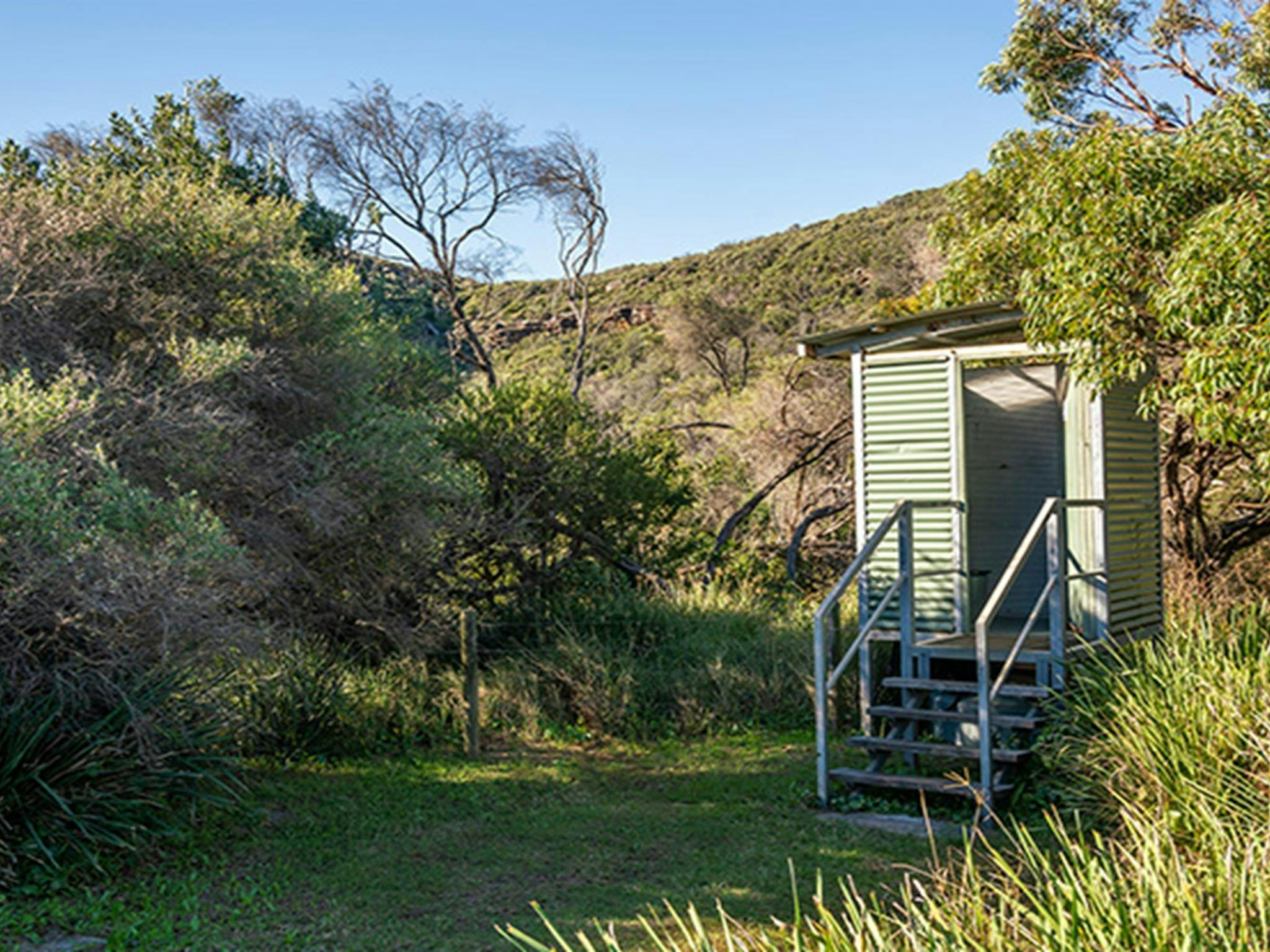Ansicht der Toilettenanlage auf dem Campingplatz Tallow Beach im Bouddi-Nationalpark. Foto: John