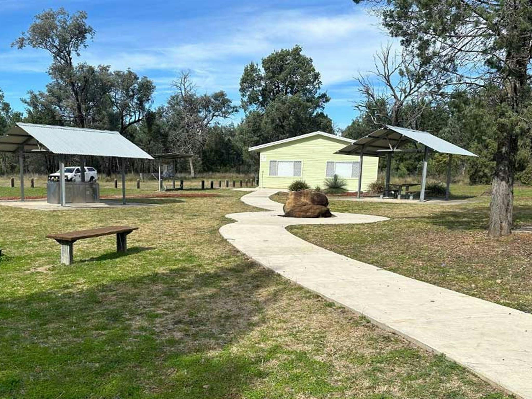 Ein gepflasterter Weg führt zum Picknickplatz und zum Dhawun-Kulturzentrum im Aborigines-Gebiet Terry Hie Hie.