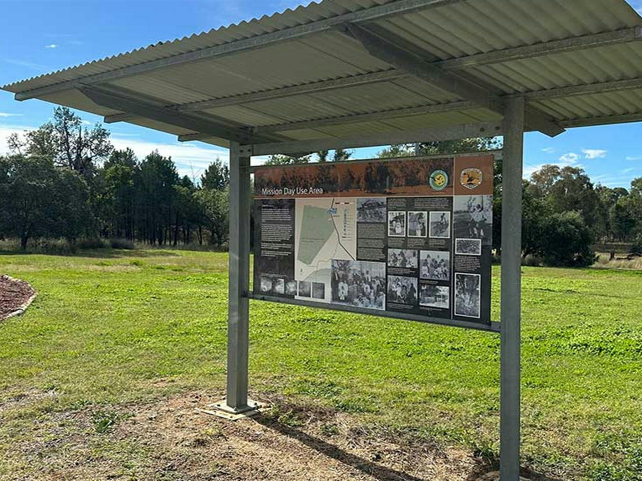 Eine Informationstafel im Aborigines-Gebiet Terry Hie Hie. Bildnachweis: DCCEEW © DCCEEW