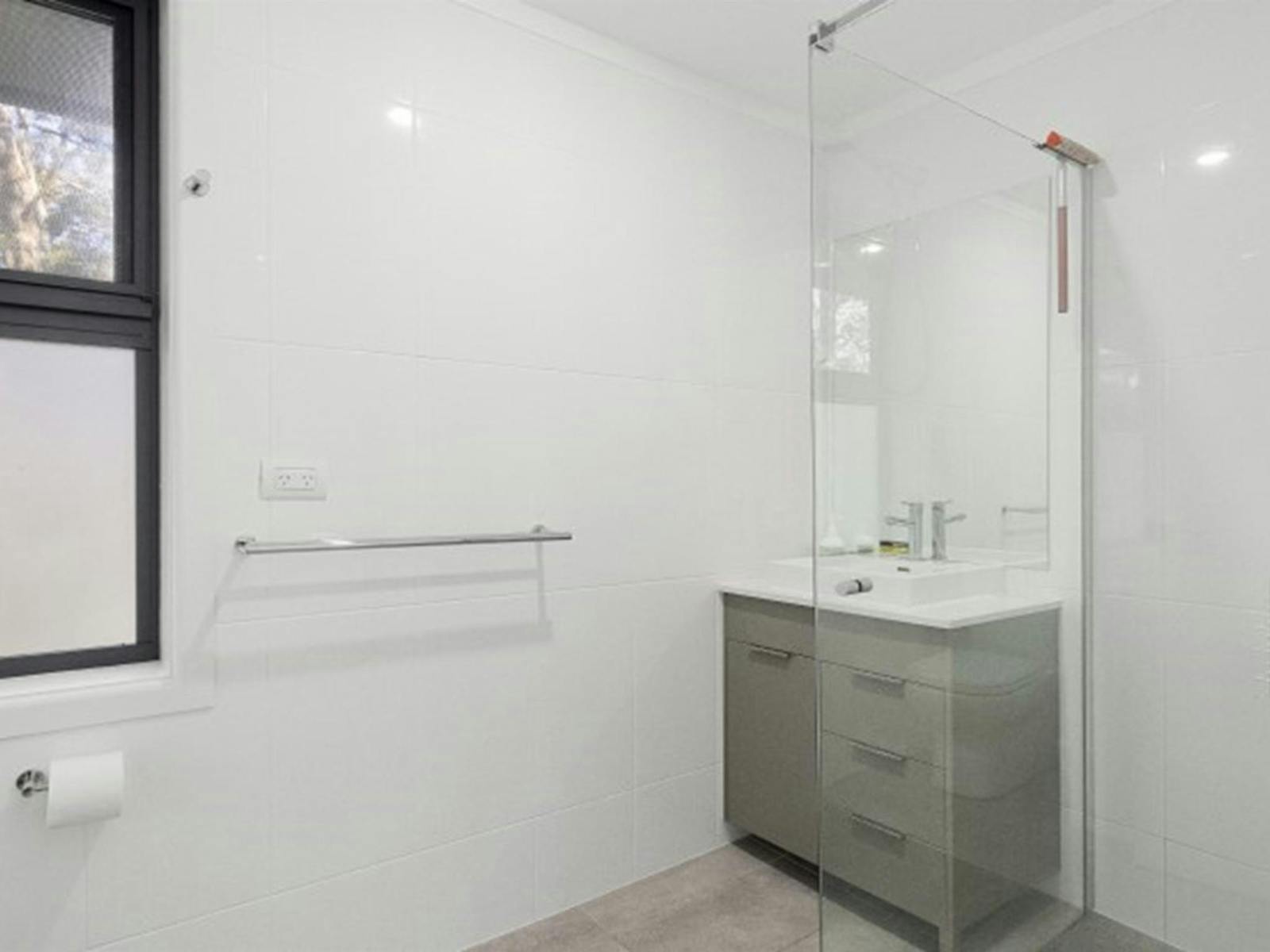 The bathroom in The Chalet, New England National Park. Photo: Mitchell Franzi © DPIE