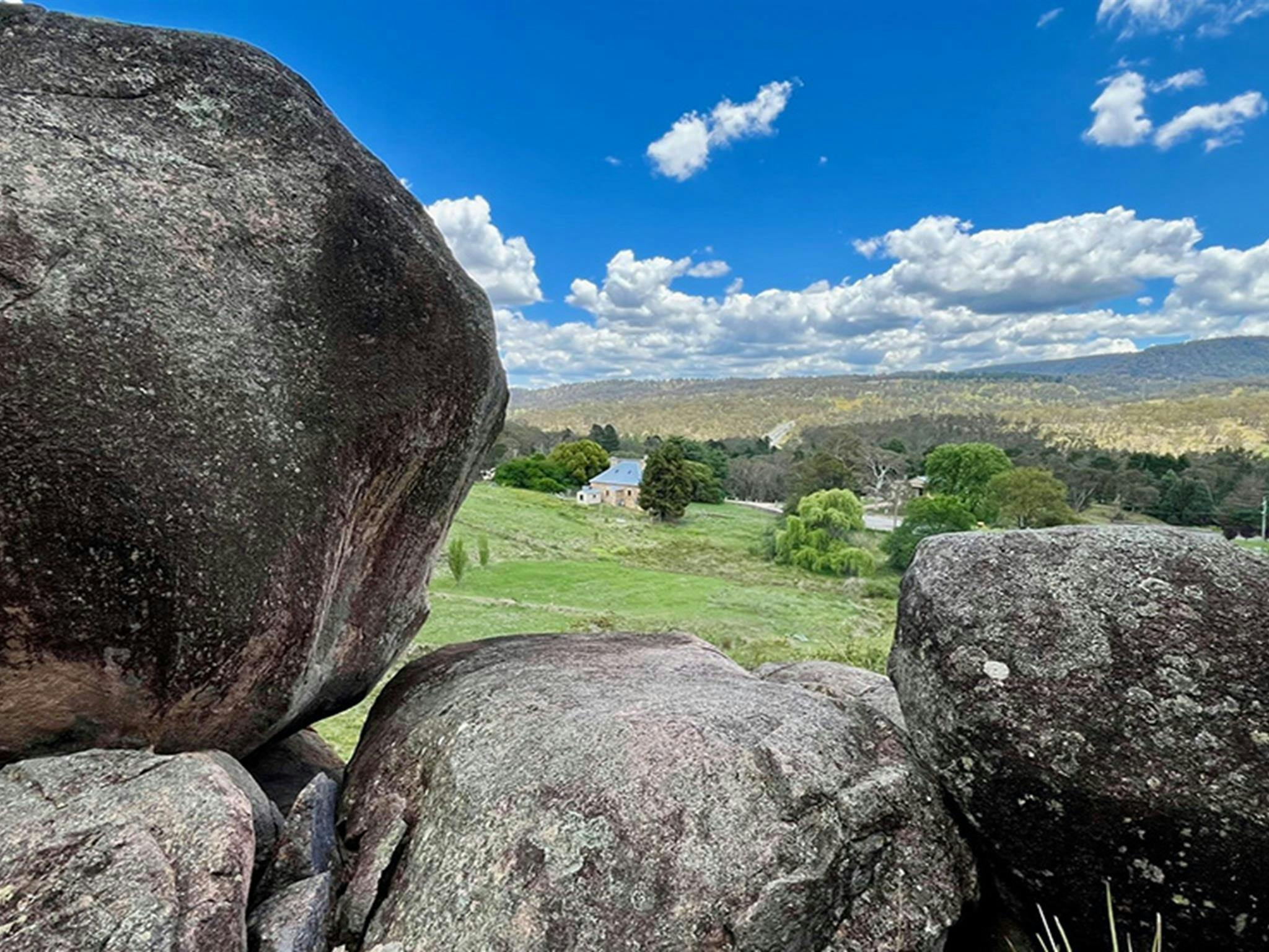 沿着小路走到山顶，从一块名为“哈特利”的花岗岩露头上，可以欣赏到哈特利的梦幻美景。