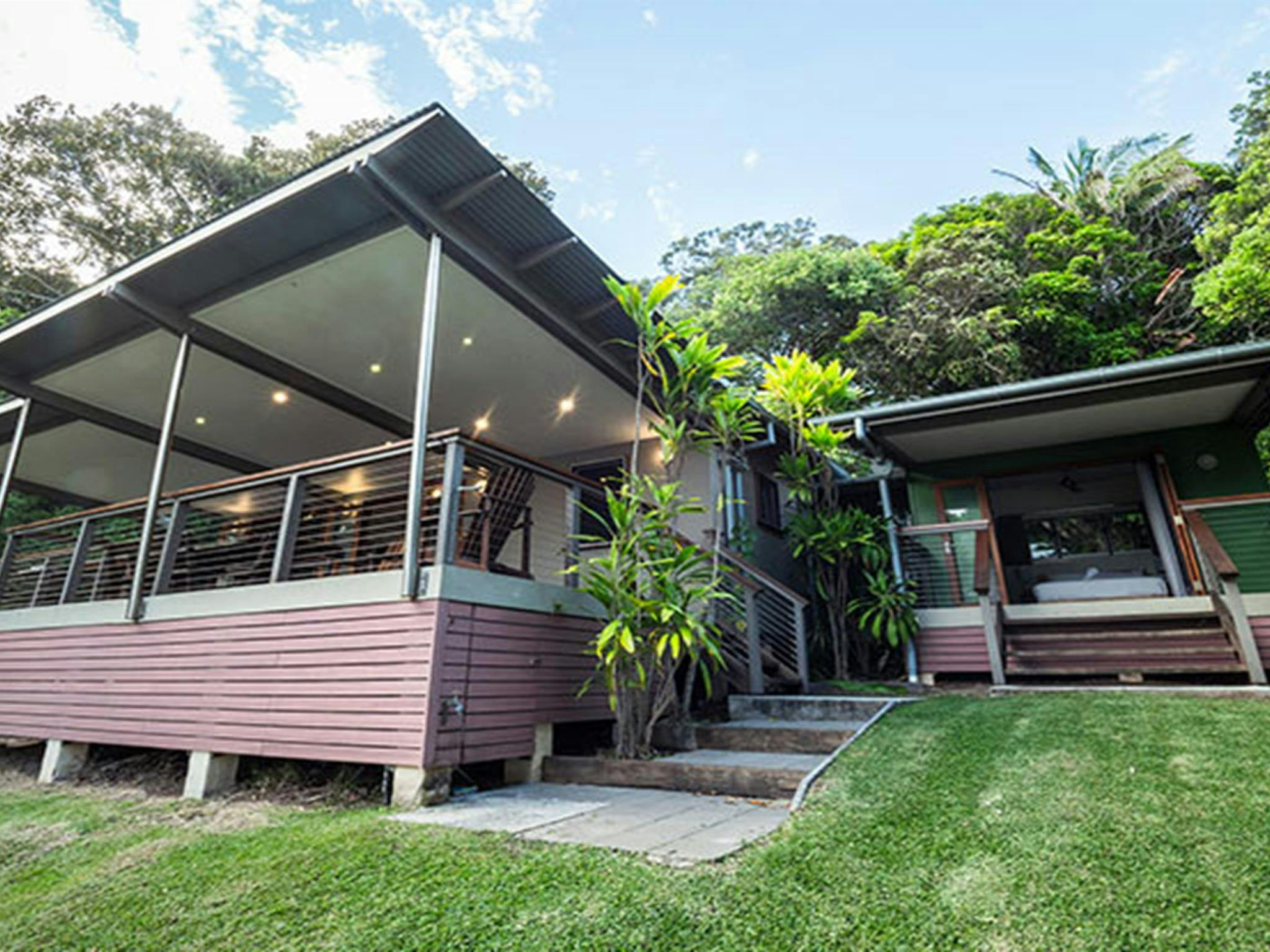 汤姆森小屋的外观及其后面的灌木丛。照片：Sera Wright/DPIE