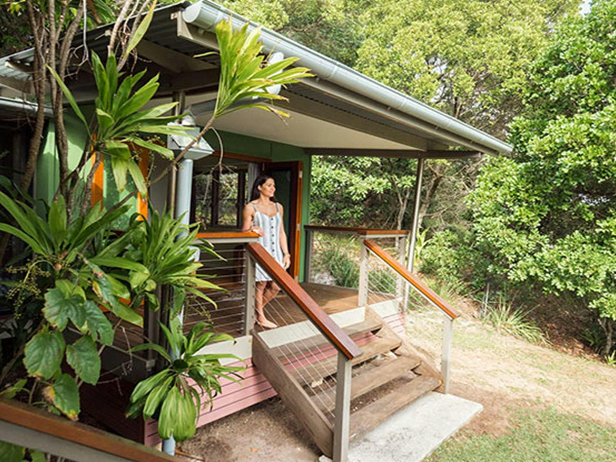 一名女子走出卧室，走进汤姆森小屋僻静的灌木丛中。照片：Sera Wright/DPIE