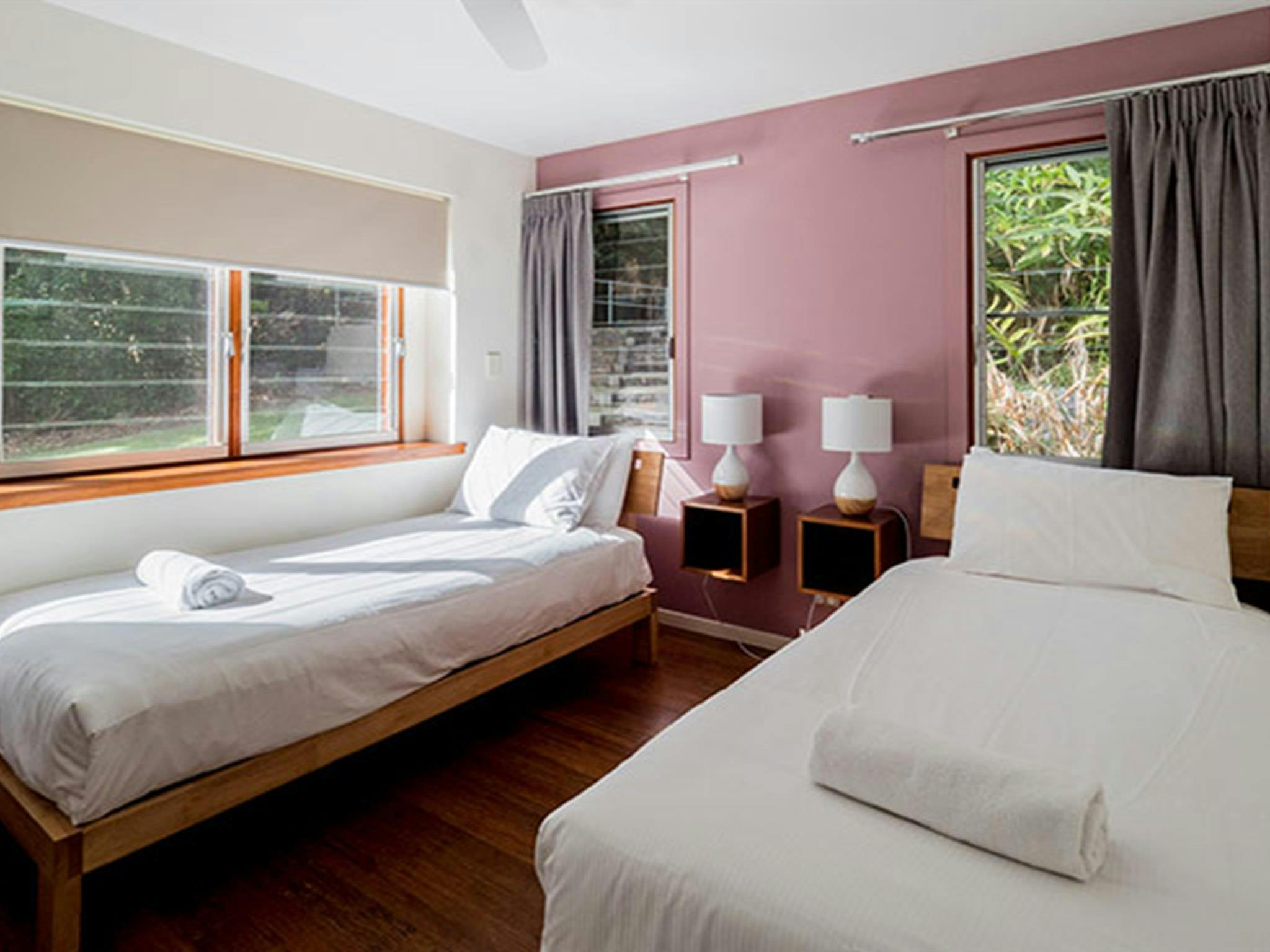 汤姆森小屋的双人卧室。照片：Sera Wright/DPIE