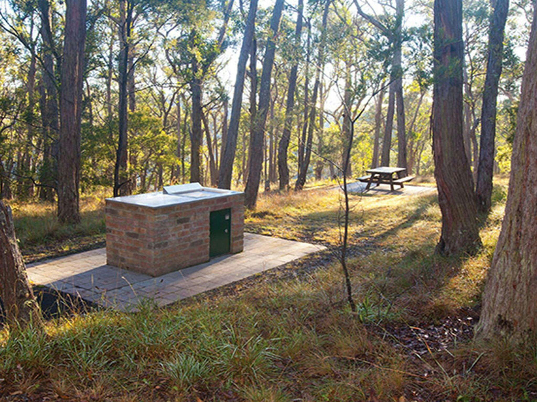 Grillmöglichkeiten und Picknicktische auf dem Campingplatz Tia Falls im Oxley Wild Rivers National Park.