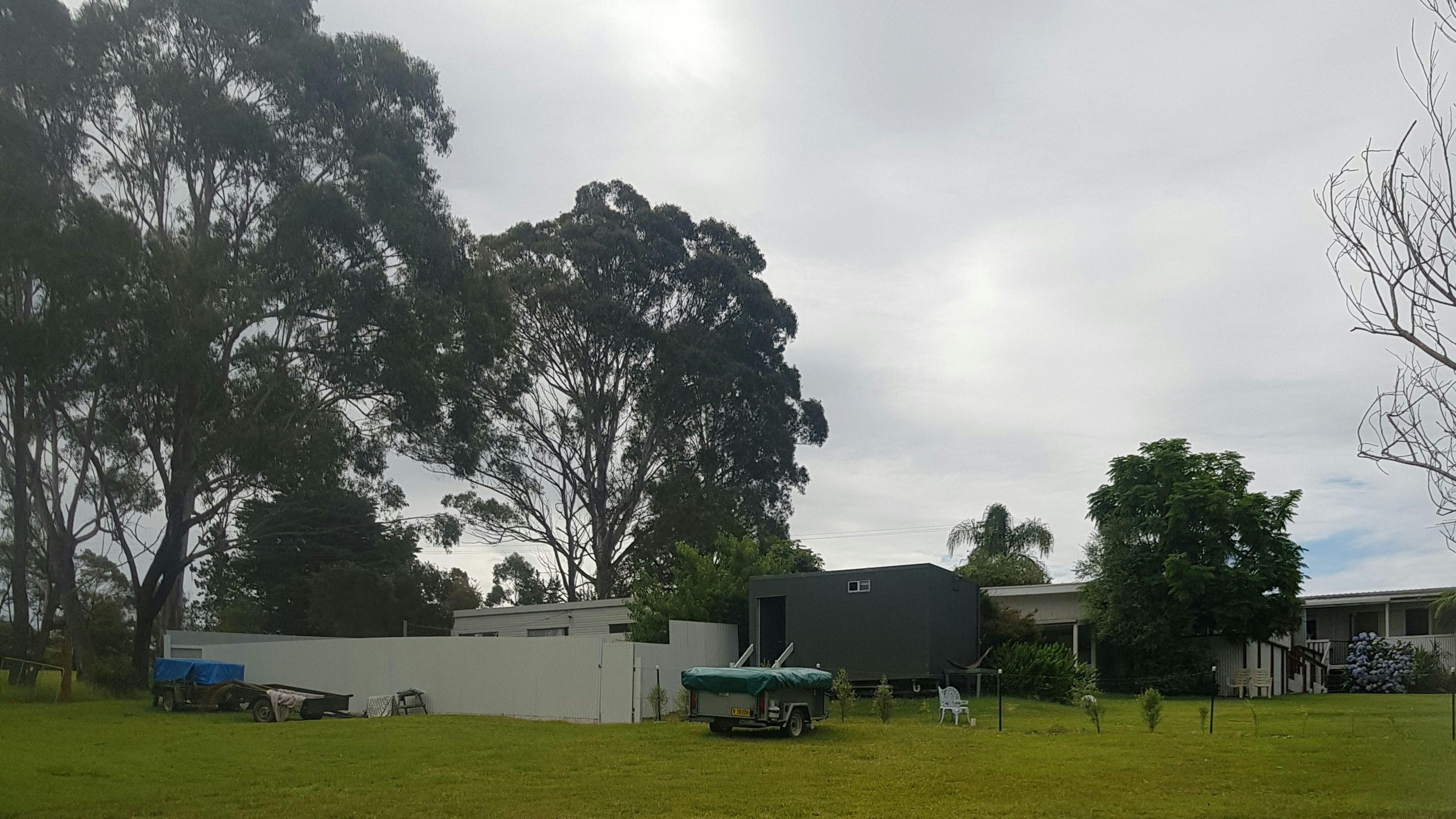 편의 시설 블록 옆에 있는 전원이 공급되는 굴곡진 자리입니다.