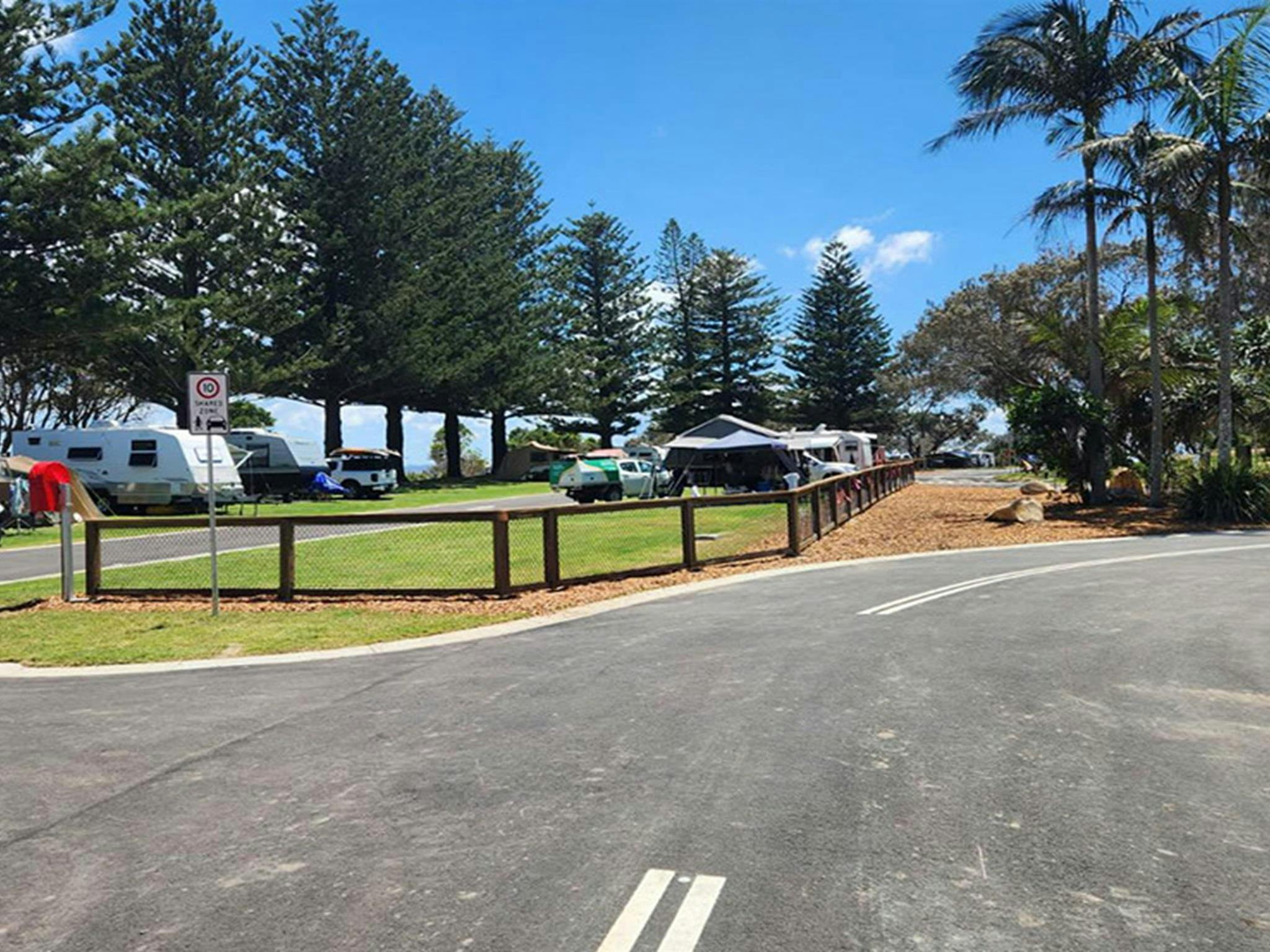 特里尔湾监狱露营地的营地和进出道路景观。图片来源：Brandan Argent ©