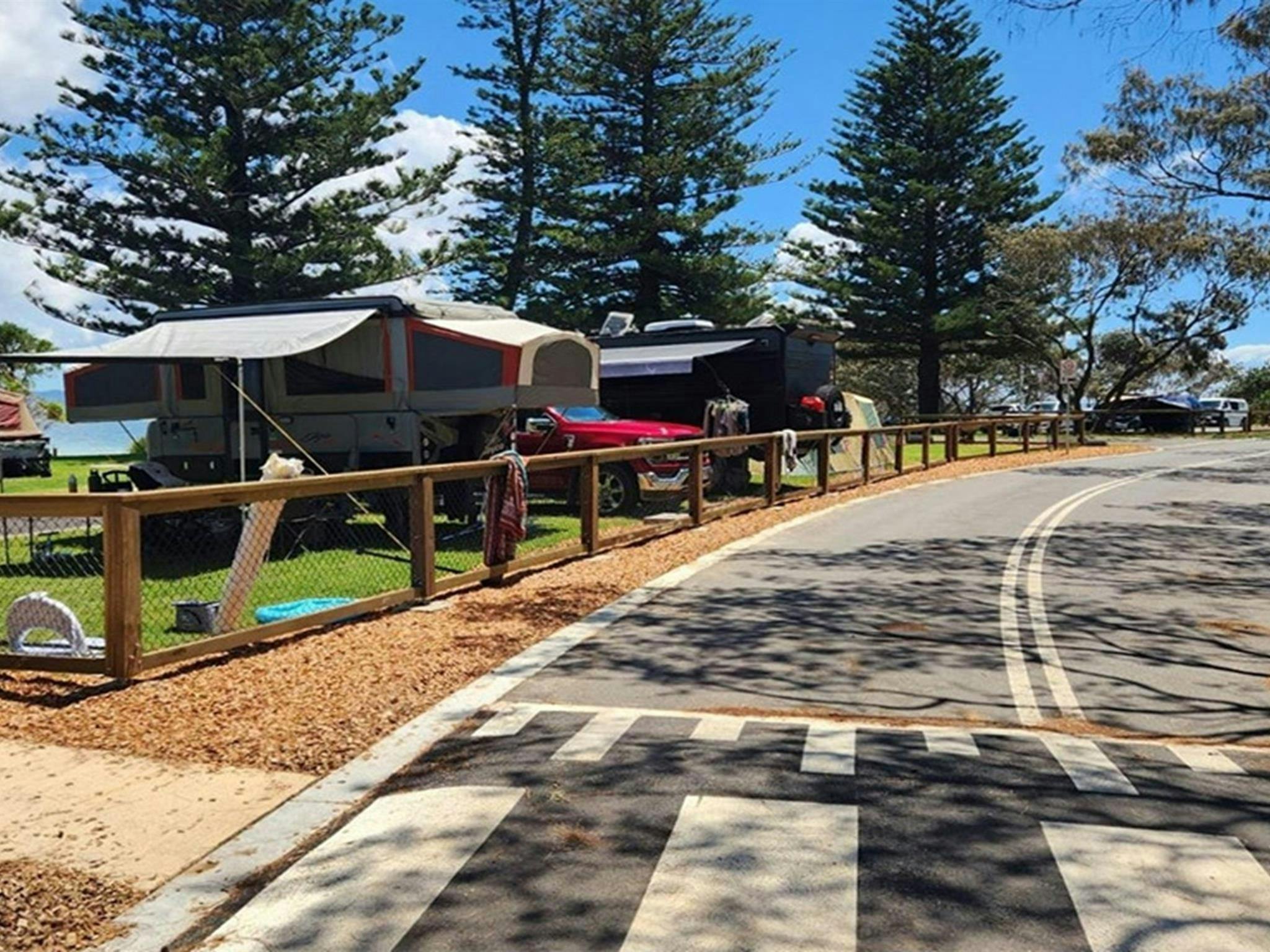 特里尔湾监狱露营地的营地和进出道路景观。图片来源：Brandan Argent ©