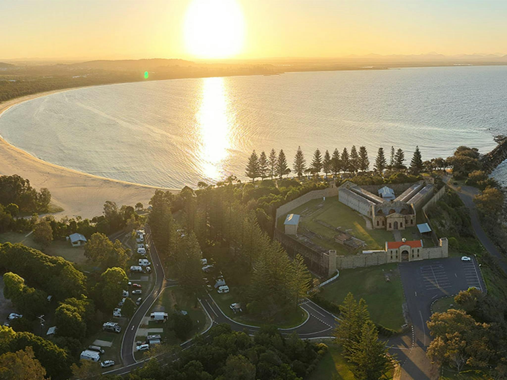 日落时分，从空中俯瞰特里尔湾监狱营地和大海。图片来源：Glen Ellis © DCCEEW