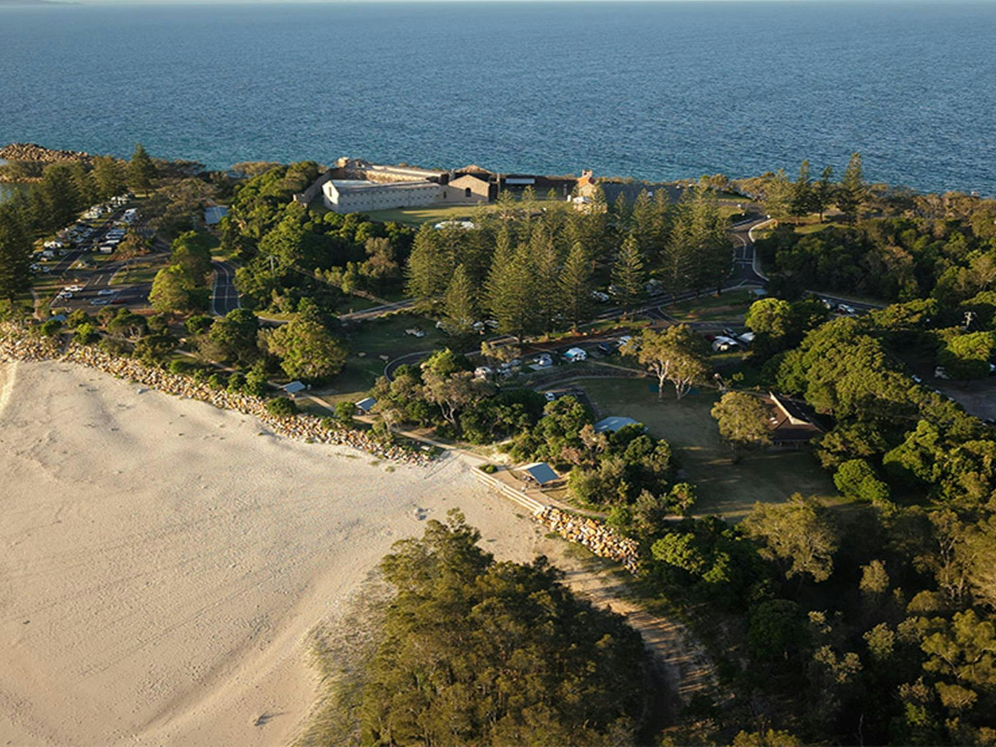 特里尔湾监狱露营地和前滩的鸟瞰图。图片来源：格伦·埃利斯 © DCCEEW