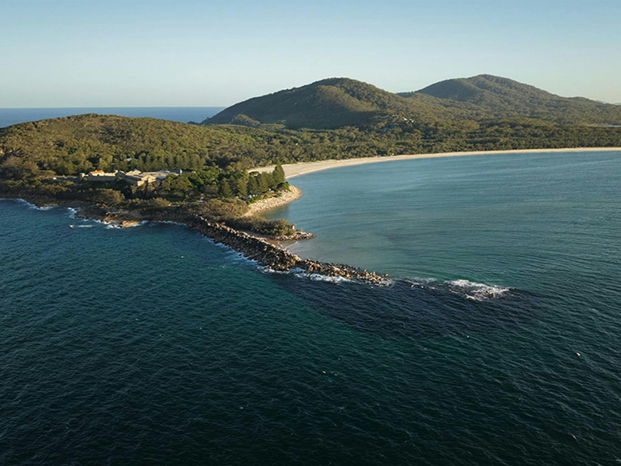 从空中俯瞰阿拉昆国家公园特里尔湾的岬角和海洋。图片来源：格伦·埃利斯
