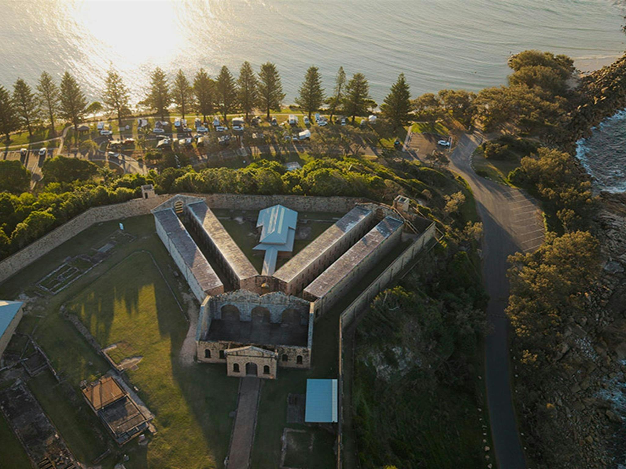 审判湾监狱露营地