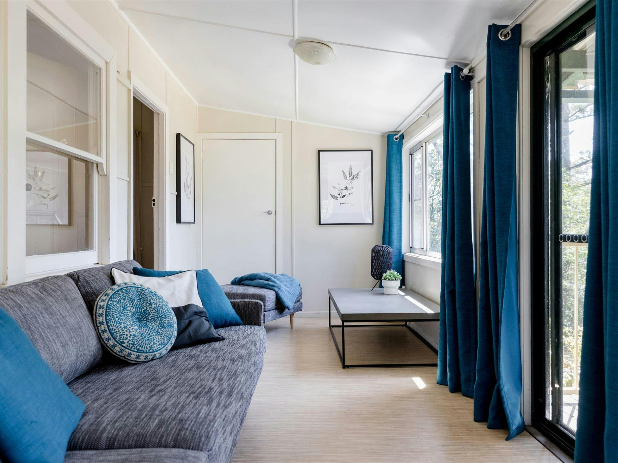 봉일봉일국립공원 터커스 록스 코티지의 소파베드가 있는 썬룸. 사진: 미첼