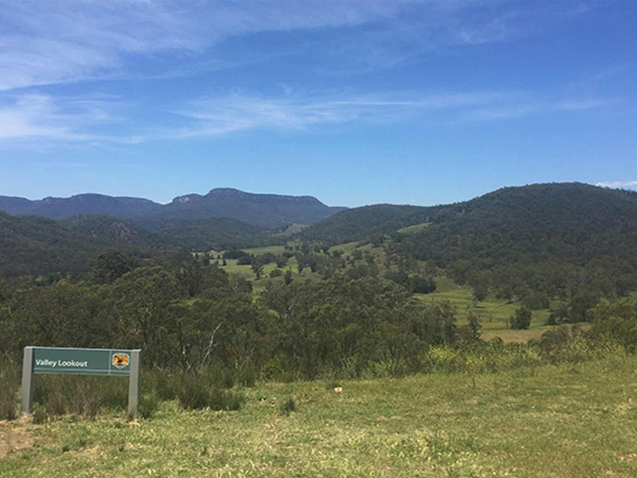 Aussichtsschild und Blick über das Capertee-Tal im Capertee-Nationalpark. Foto: Adam Bryce/OEH