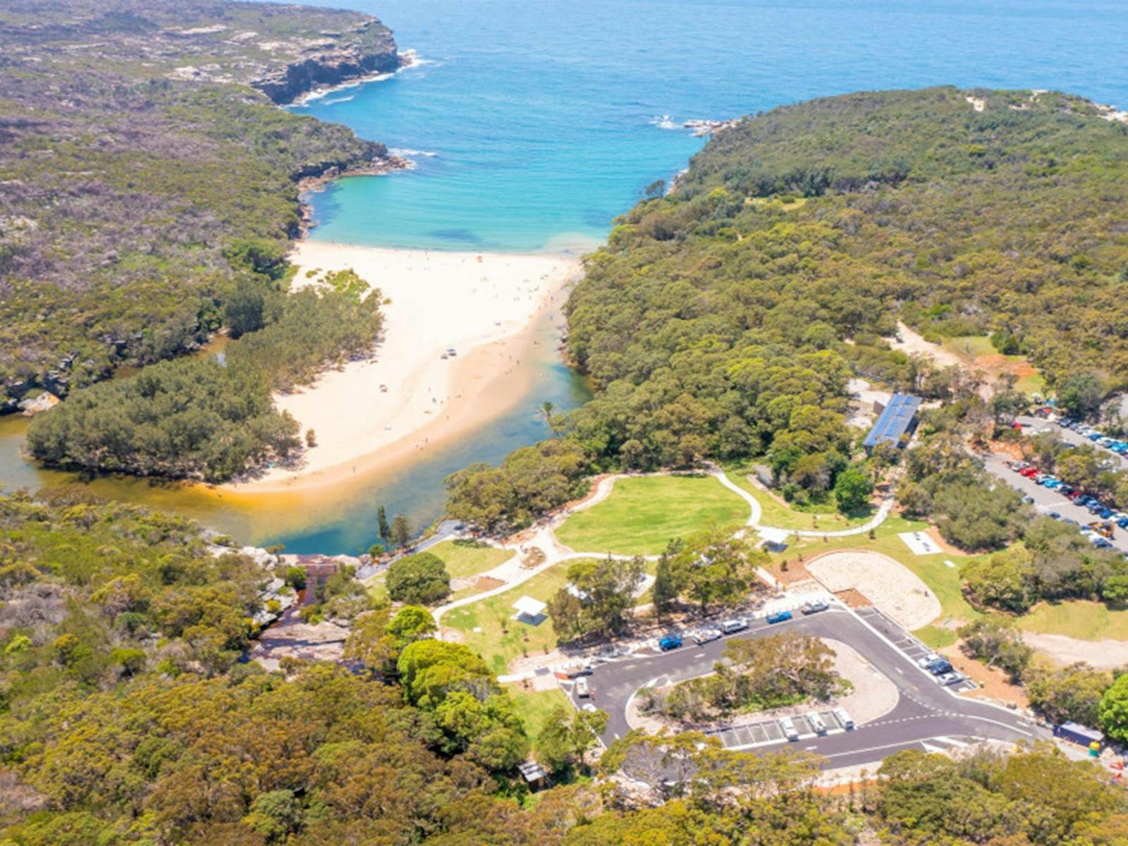 공중에서 본 Wattamolla 피크닉장, Royal National Park. 사진: Andrew Elliot © DPE