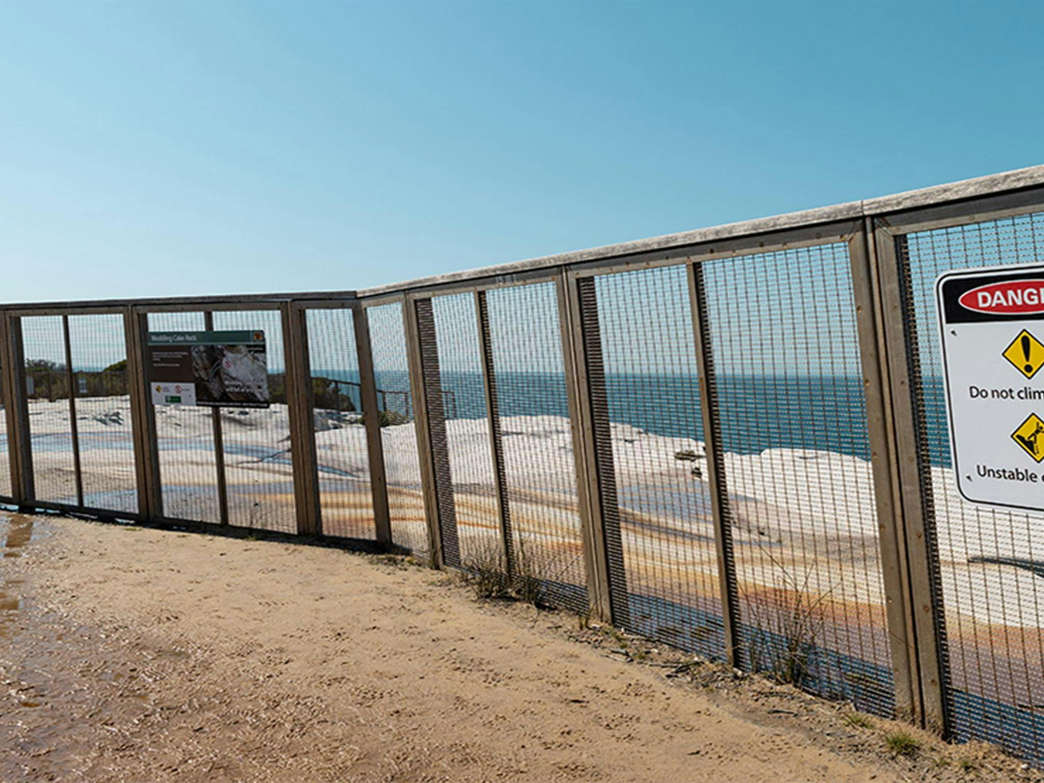 NPWS는 Royal National의 Wedding Cake Rock 주변에 대규모 영구 안전 울타리를 구축해야 했습니다.