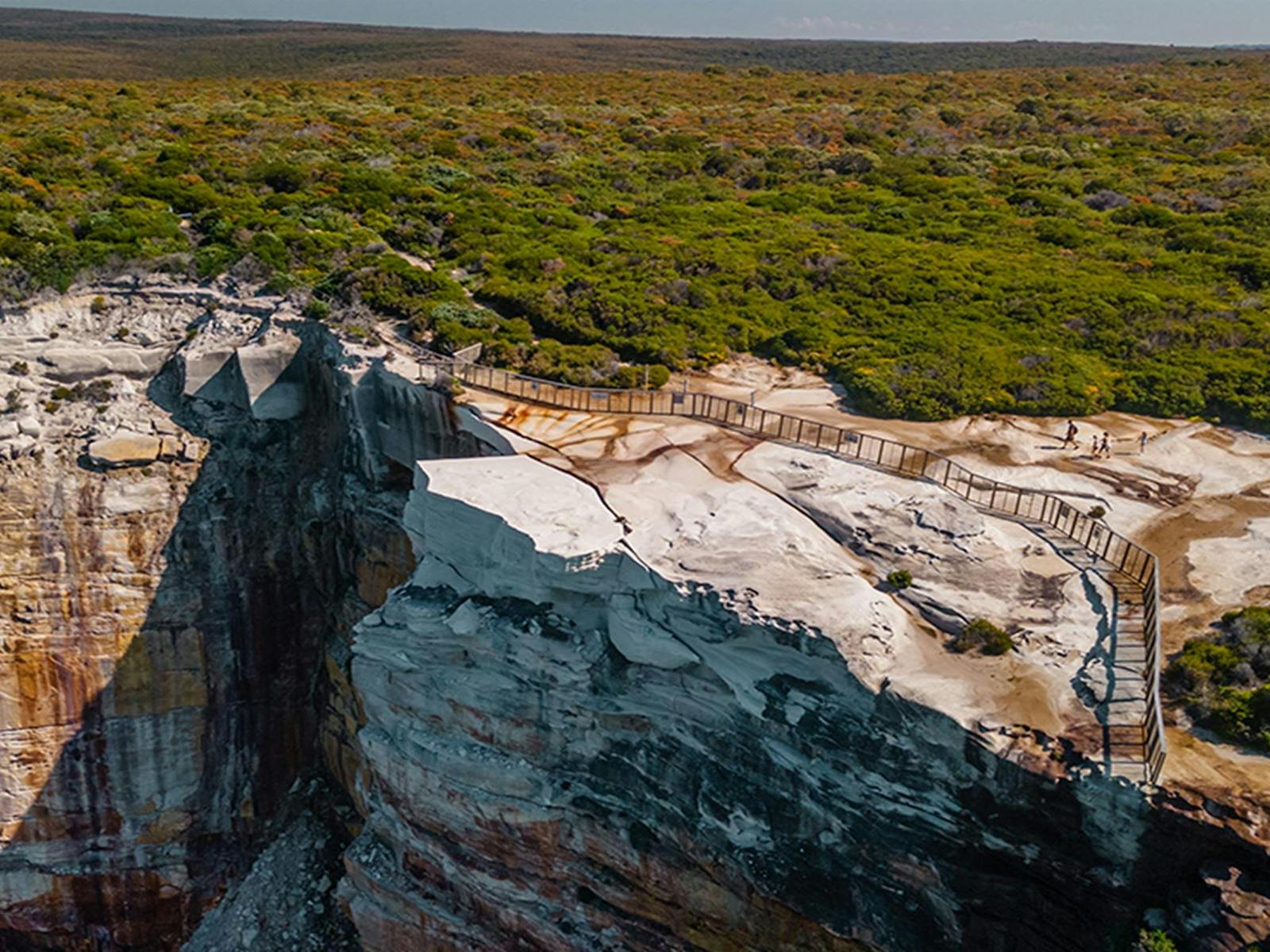 방문객을 방지하기 위해 토지 주변에 대형 안전 울타리가 있는 절벽의 항공 사진