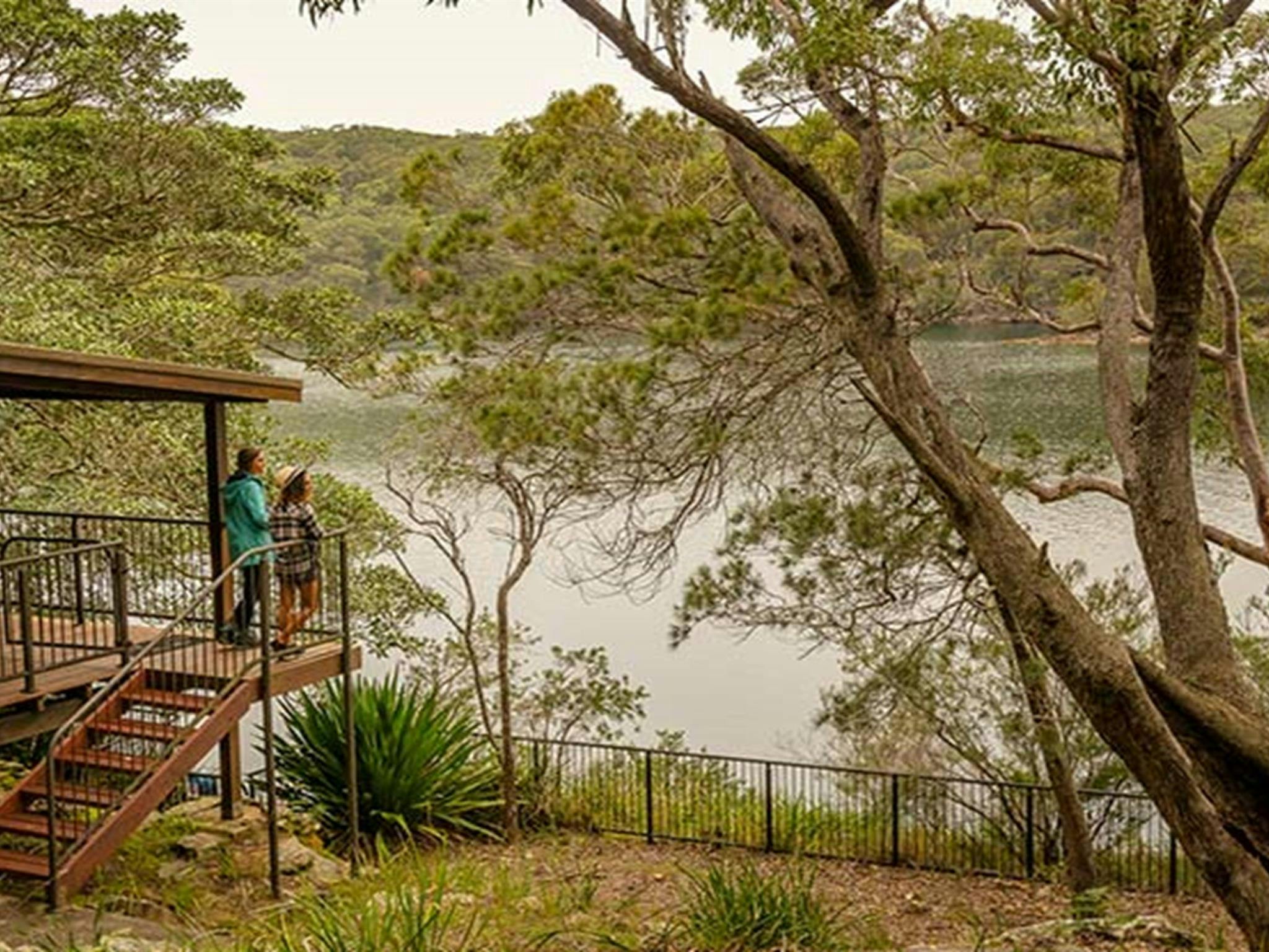 一對夫婦站在皇家國家公園威瑪拉小屋的陽台上。照片：約翰·史賓塞/OEH