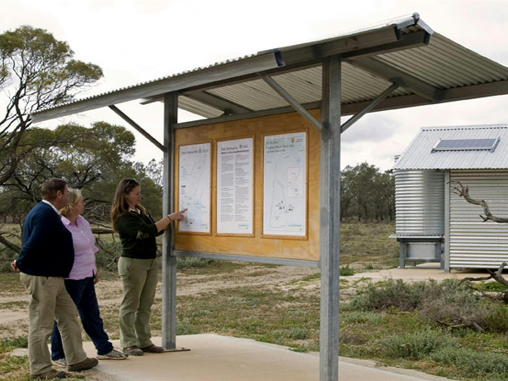 ウィローズキャンプ場で看板を読む人々。写真：ボリス・フラヴィカ／ニューサウスウェールズ州政府