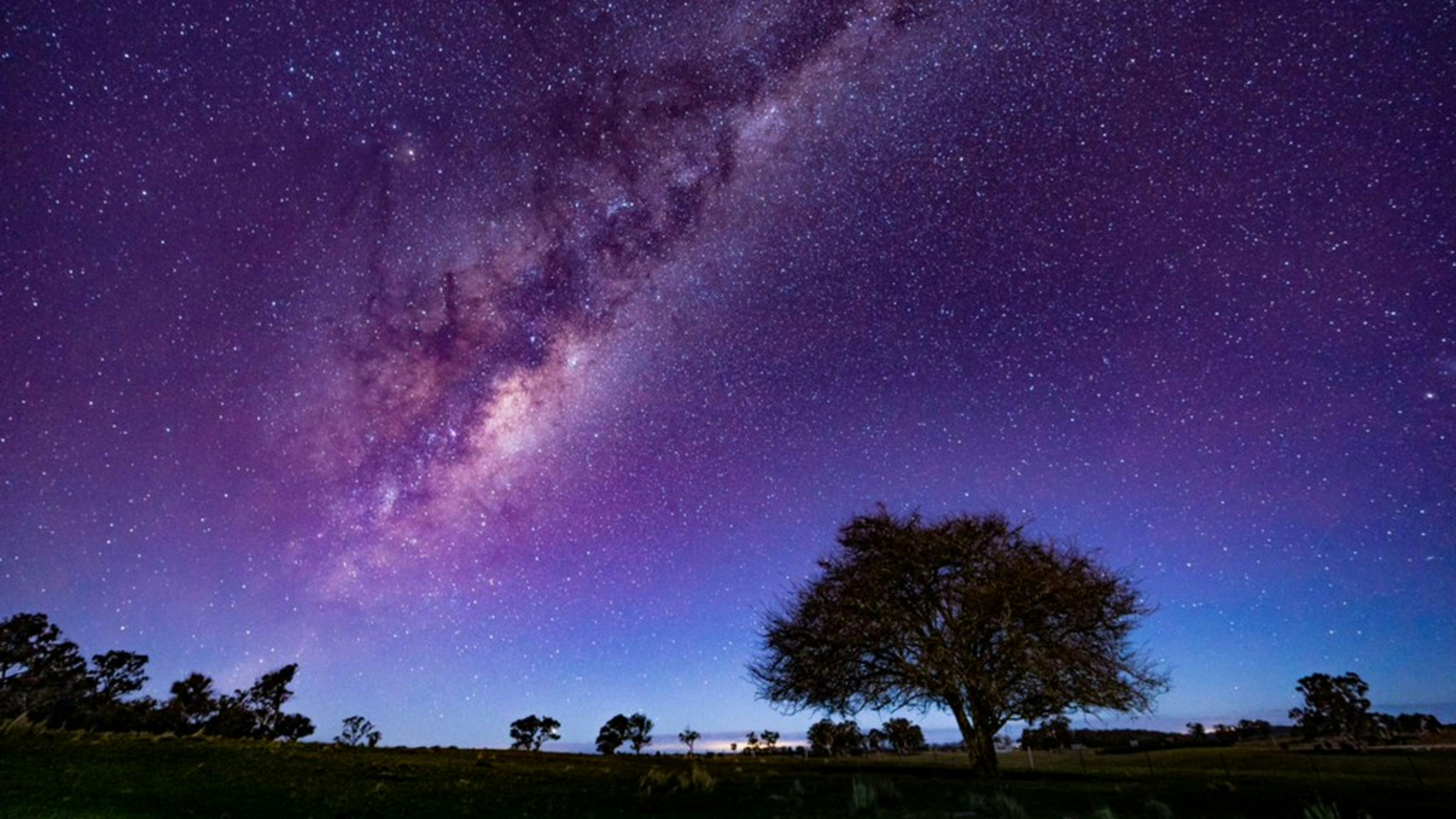Lehnen Sie sich zurück auf der Ladefläche Ihres LKWs und genießen Sie den klaren Himmel