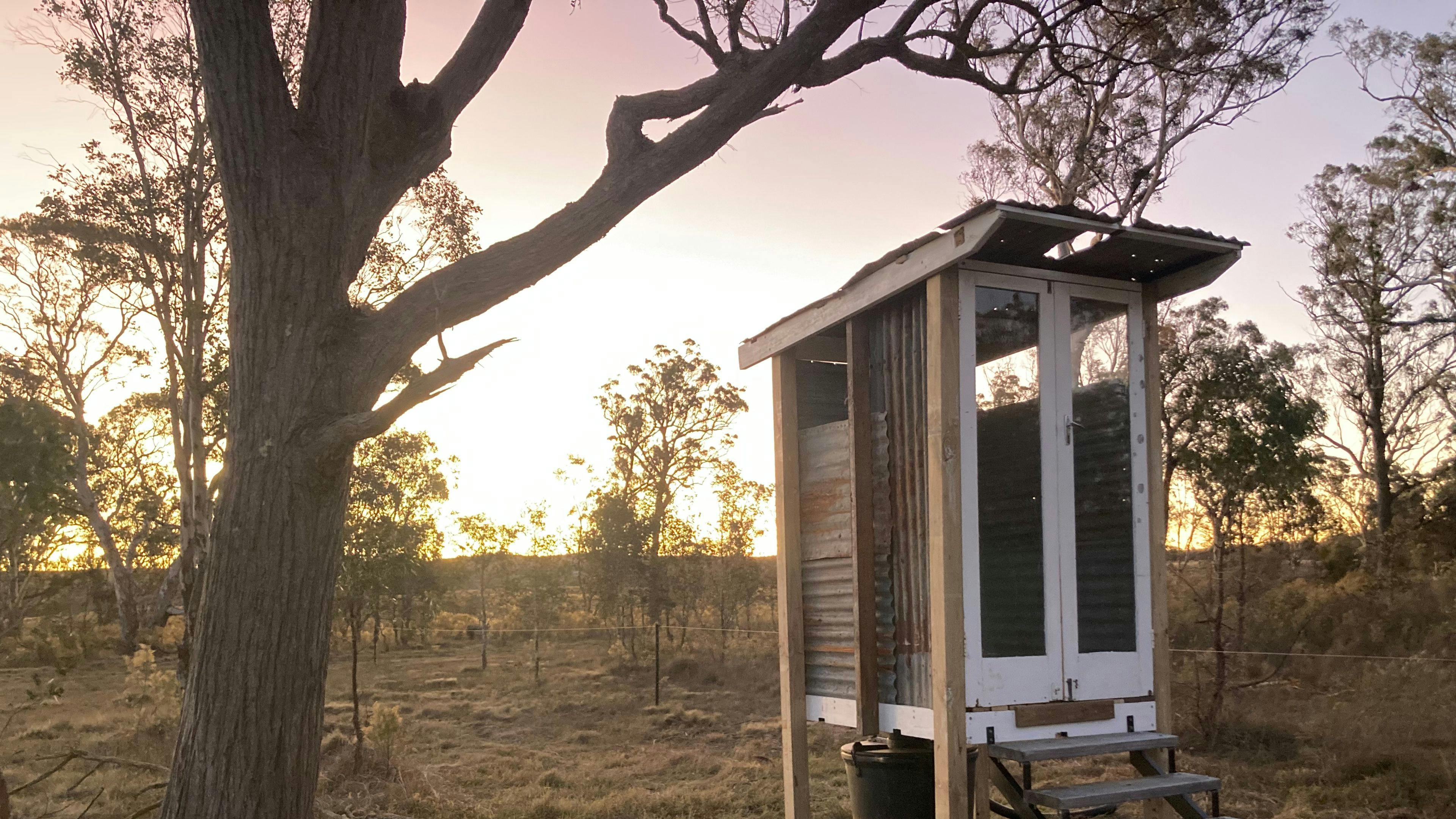 Im Sanitärgebäude befindet sich eine Komposttoilette mit Keramikschüssel. Bitte eigenes Toilettenpapier mitbringen!