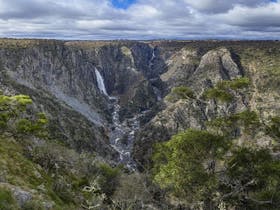 Wollomombi Main Falls lookout. Photo: Josh Smith © DPE