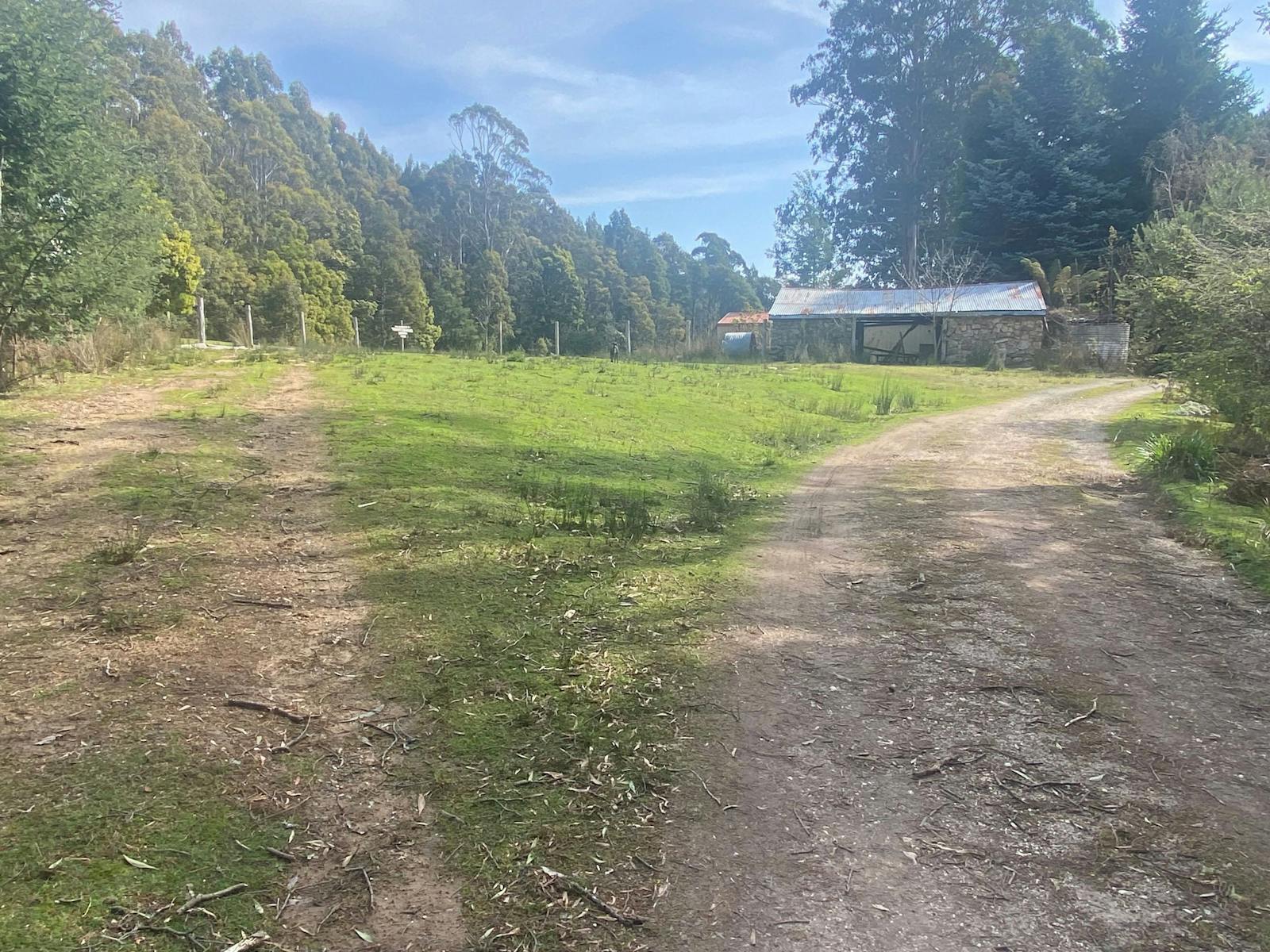 Take the left fork in the road at the stone barn to find camping space in the open paddocks