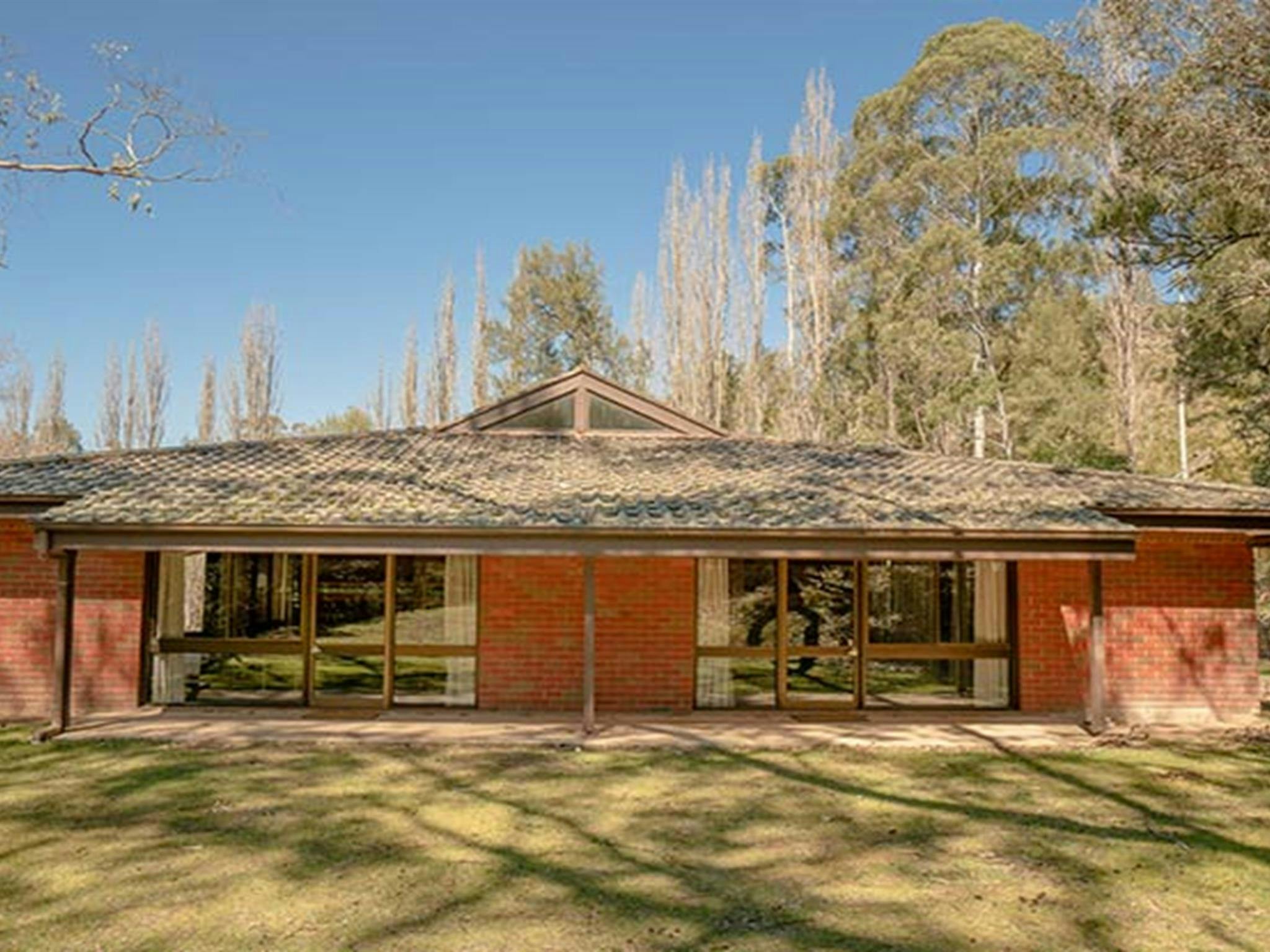 沃姆貝揚洞穴宿舍北側。照片：OEH/約翰·史賓塞