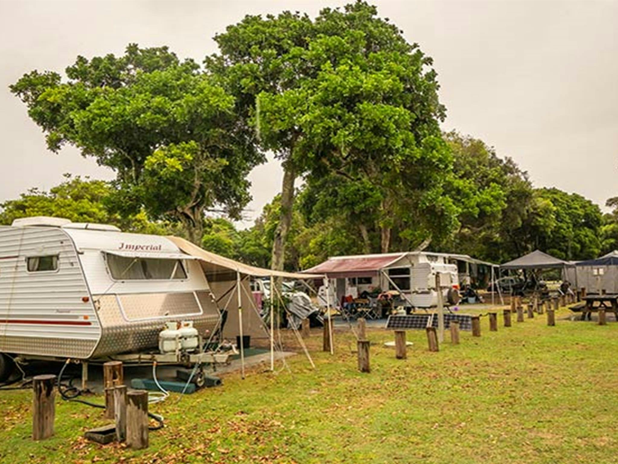 Zwei Wohnwagen stehen auf dem Campingplatz Woody Head im Bundjalung-Nationalpark für einen Urlaub. Foto: John