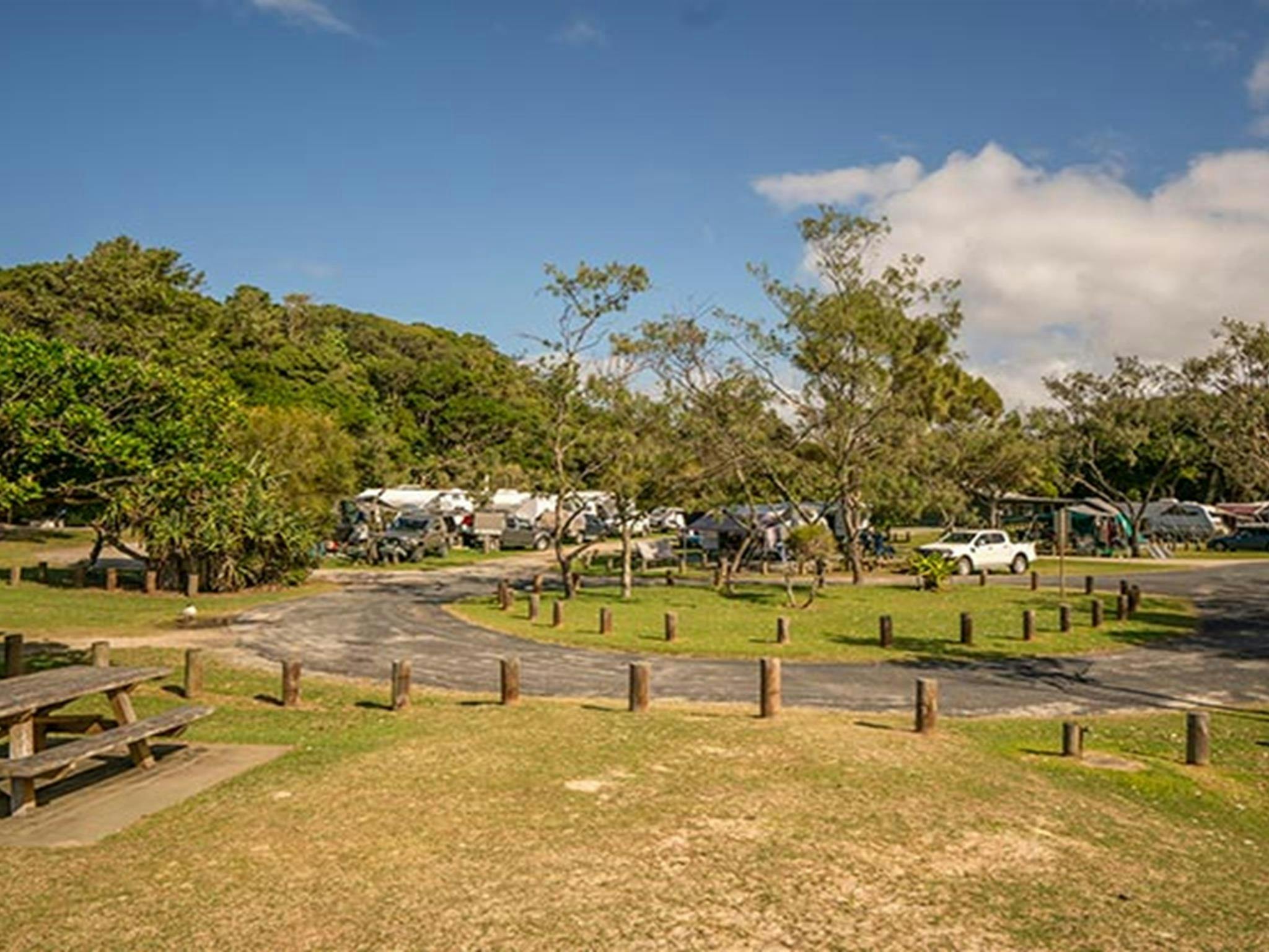 Campingplatz und Picknickplatz Woody Head, mit Wohnwagen und Zelten von Urlaubern, Bundjalung