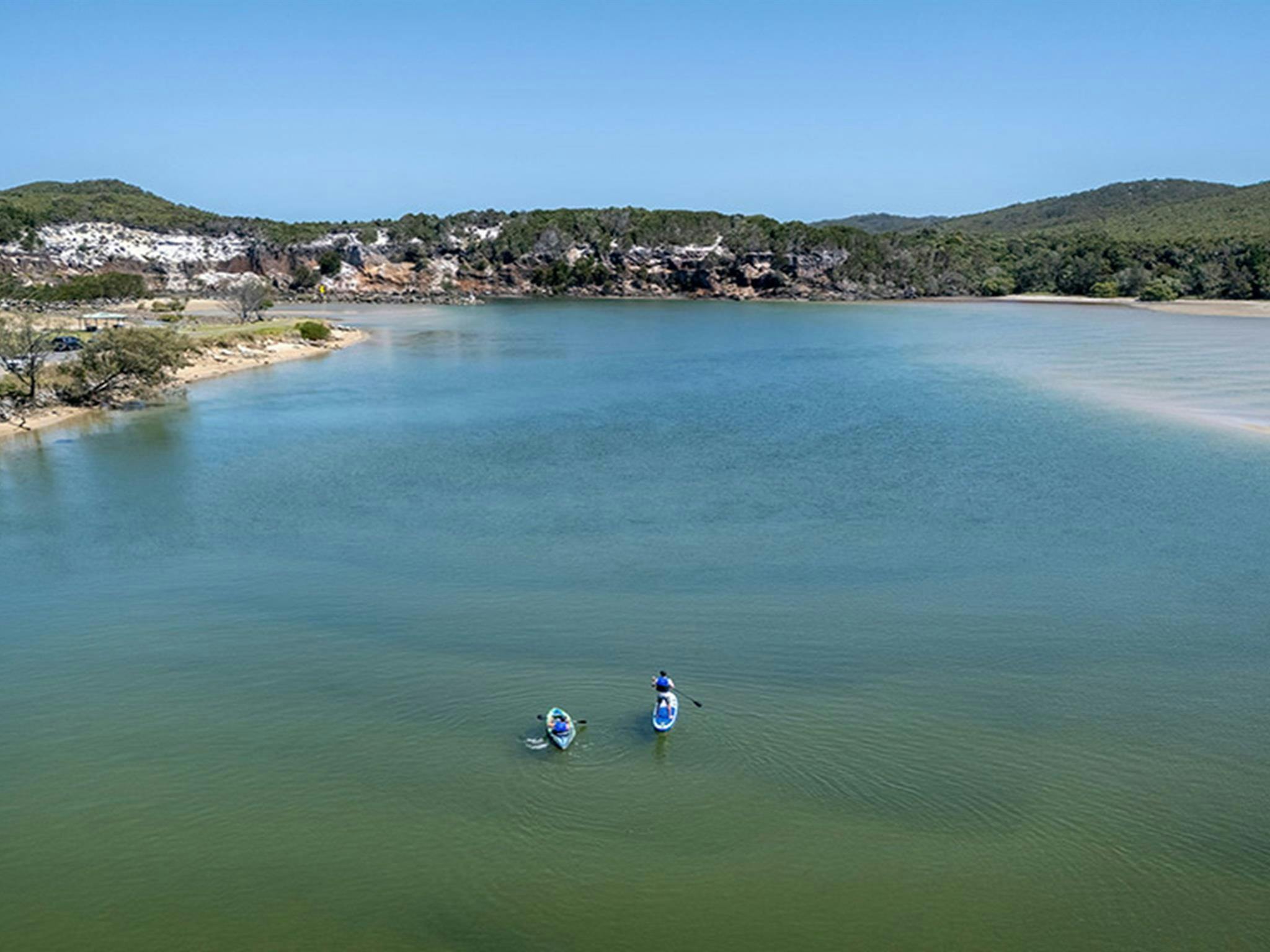 Besucher beim Kajakfahren und Stand-Up-Paddling auf dem Wooli Wooli River. Foto: John Spencer ©