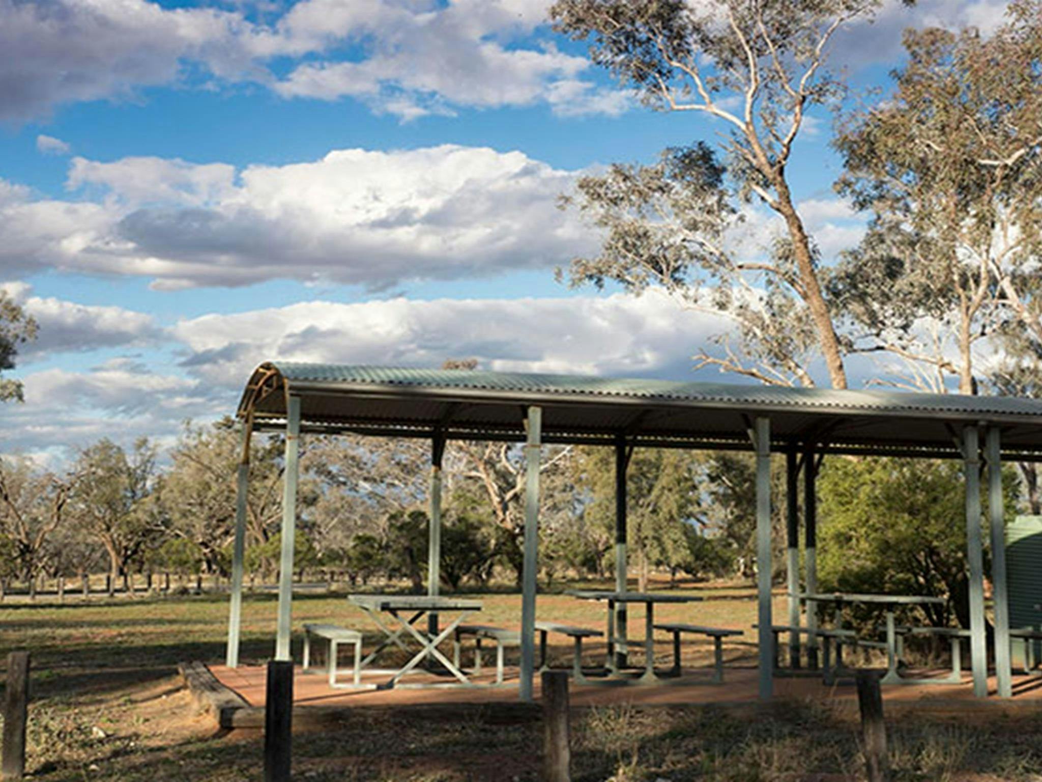 Ein Picknickpavillon auf dem Campingplatz Yanda im Naturschutzgebiet Gundabooka. Foto: Leah Pippos